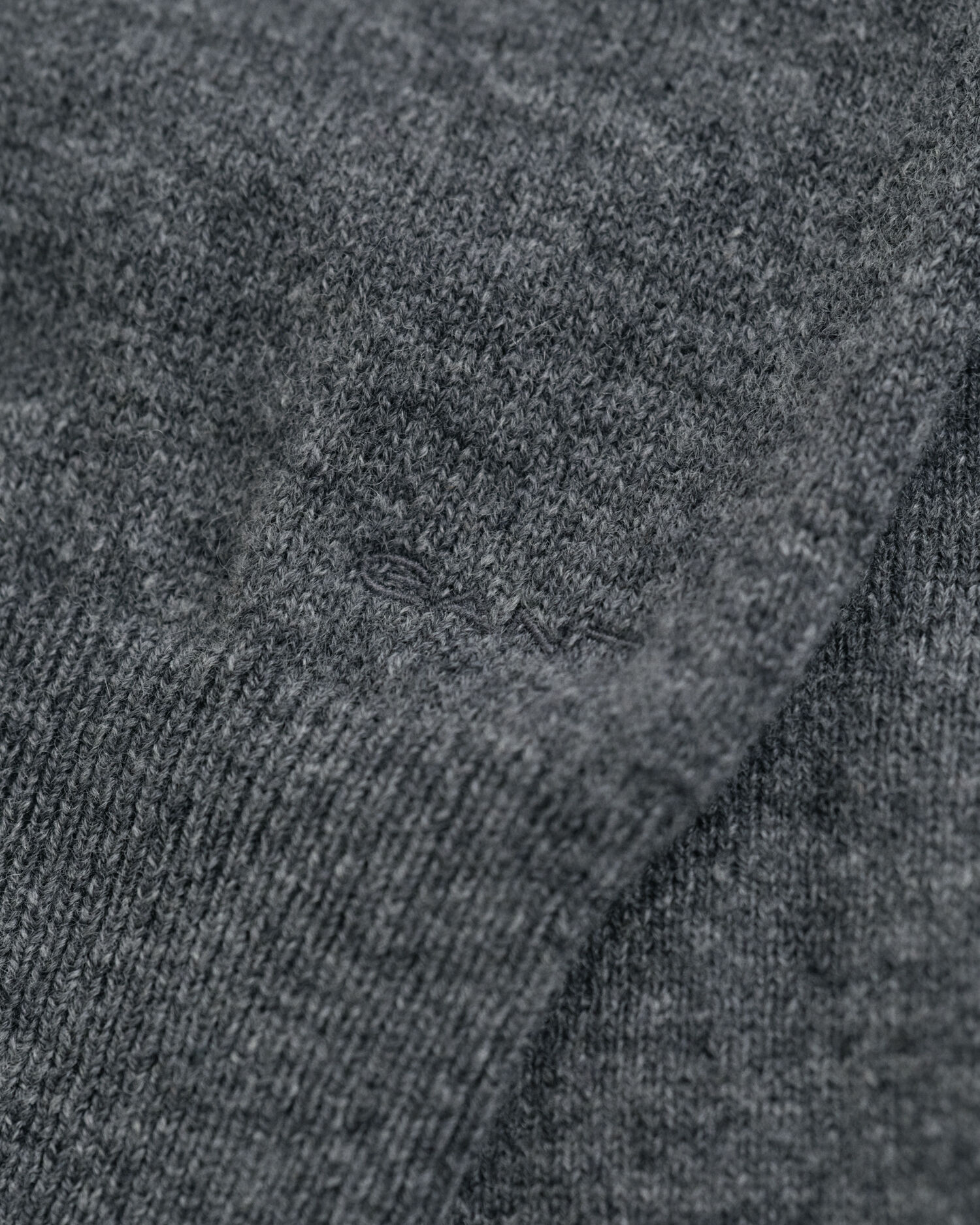 Camisola de malha com decote redondo em lã extrafina