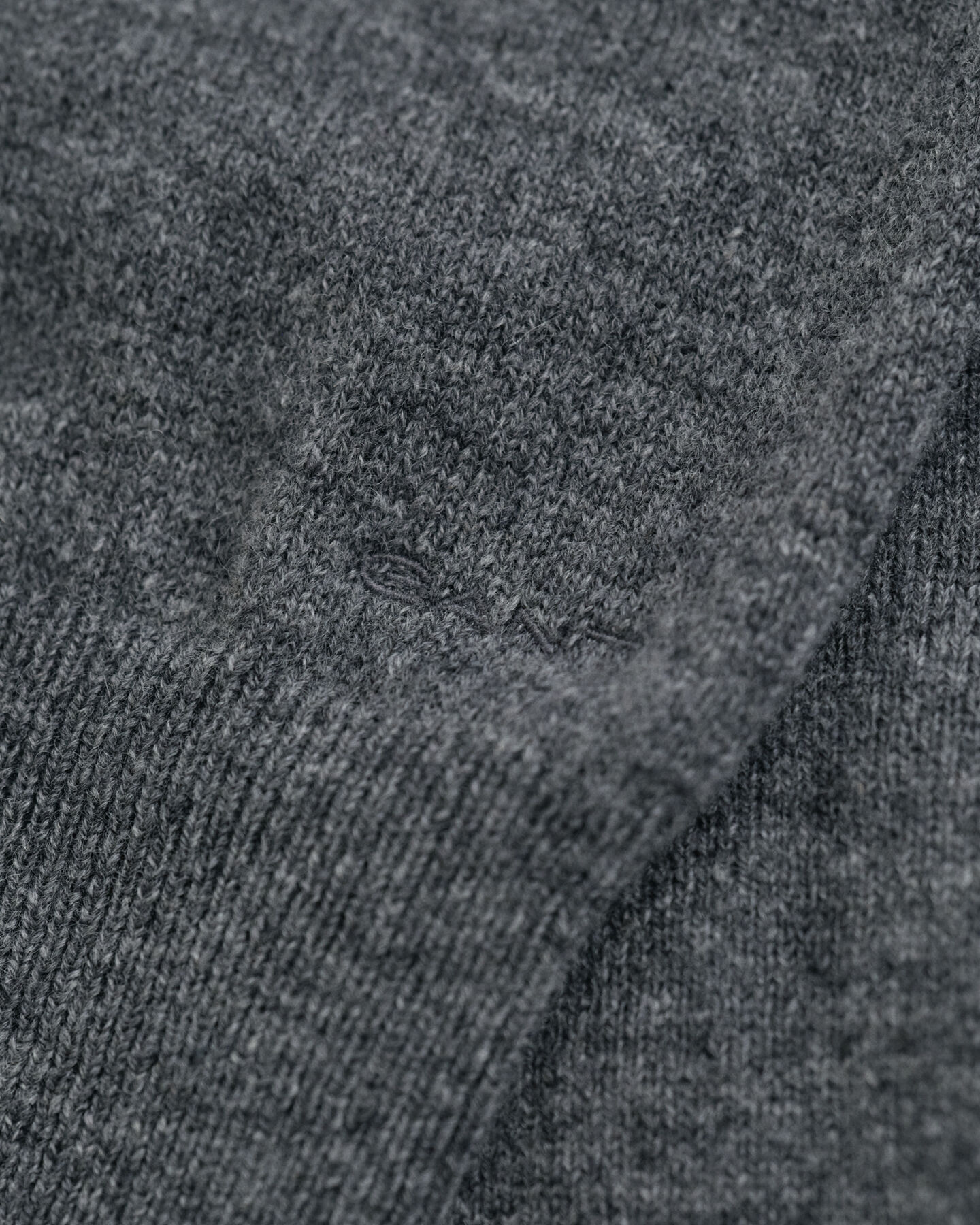 Camisola de malha com decote redondo em lã extrafina