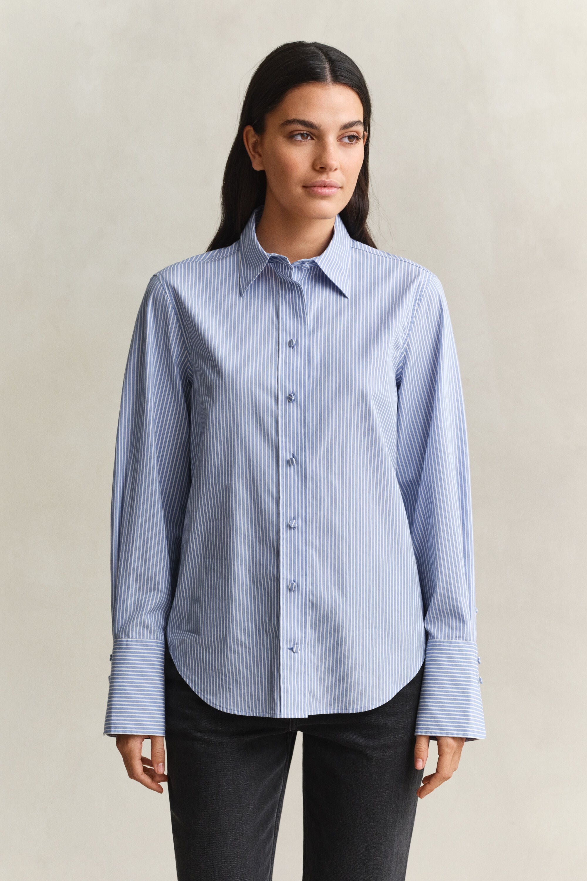 Camisa às riscas com detalhe de jugo