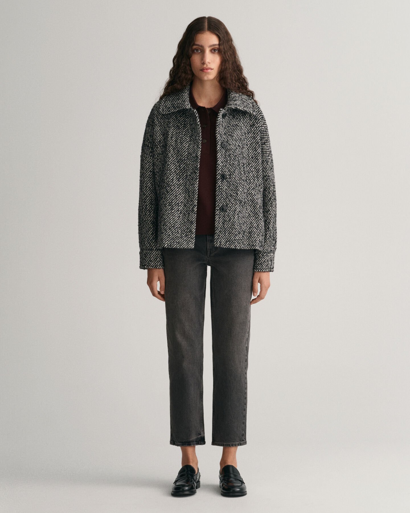 Calças de ganga pelo tornozelo com perna a direito