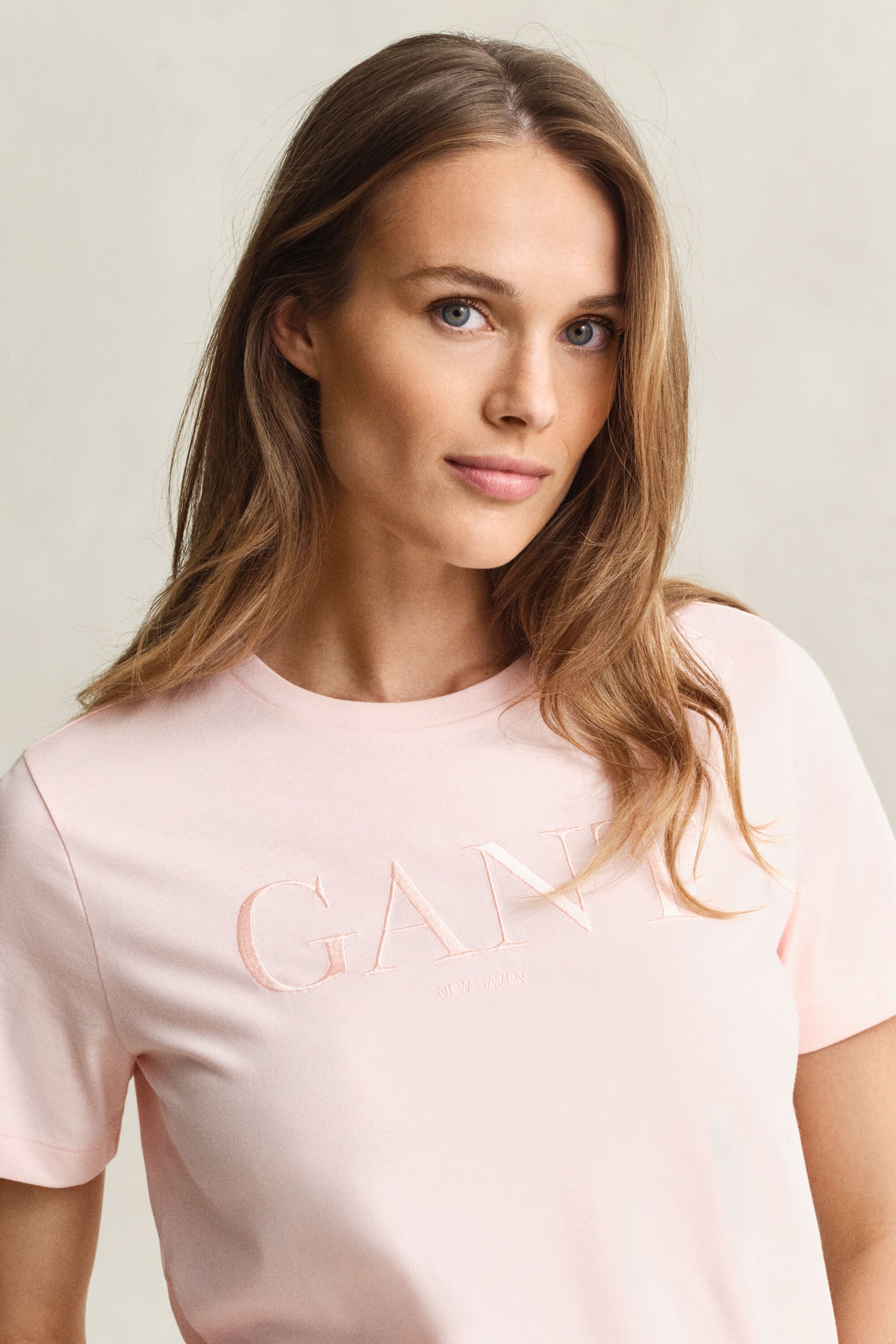 T-shirt com grafismo no mesmo tom