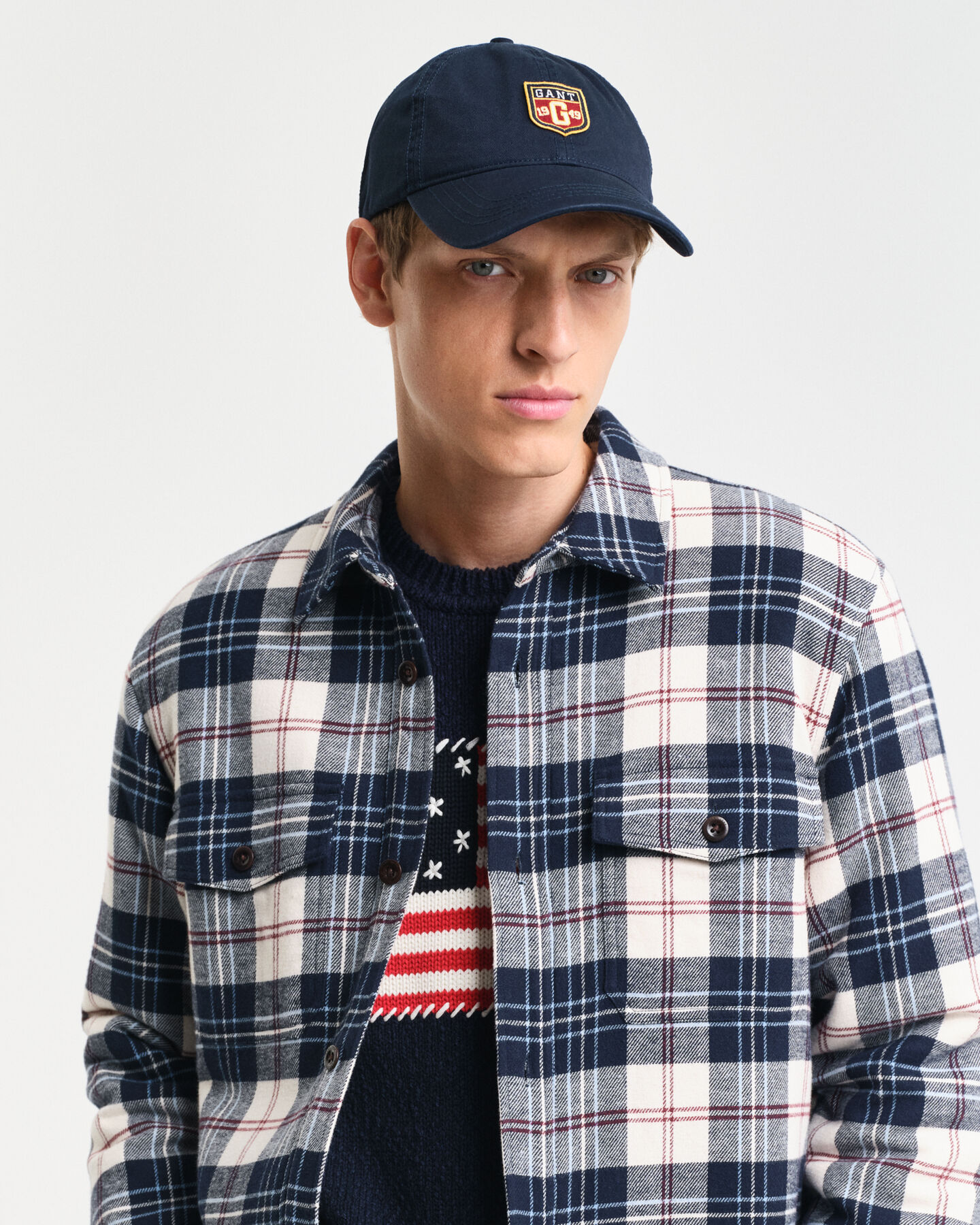 Boné com emblema desgastado