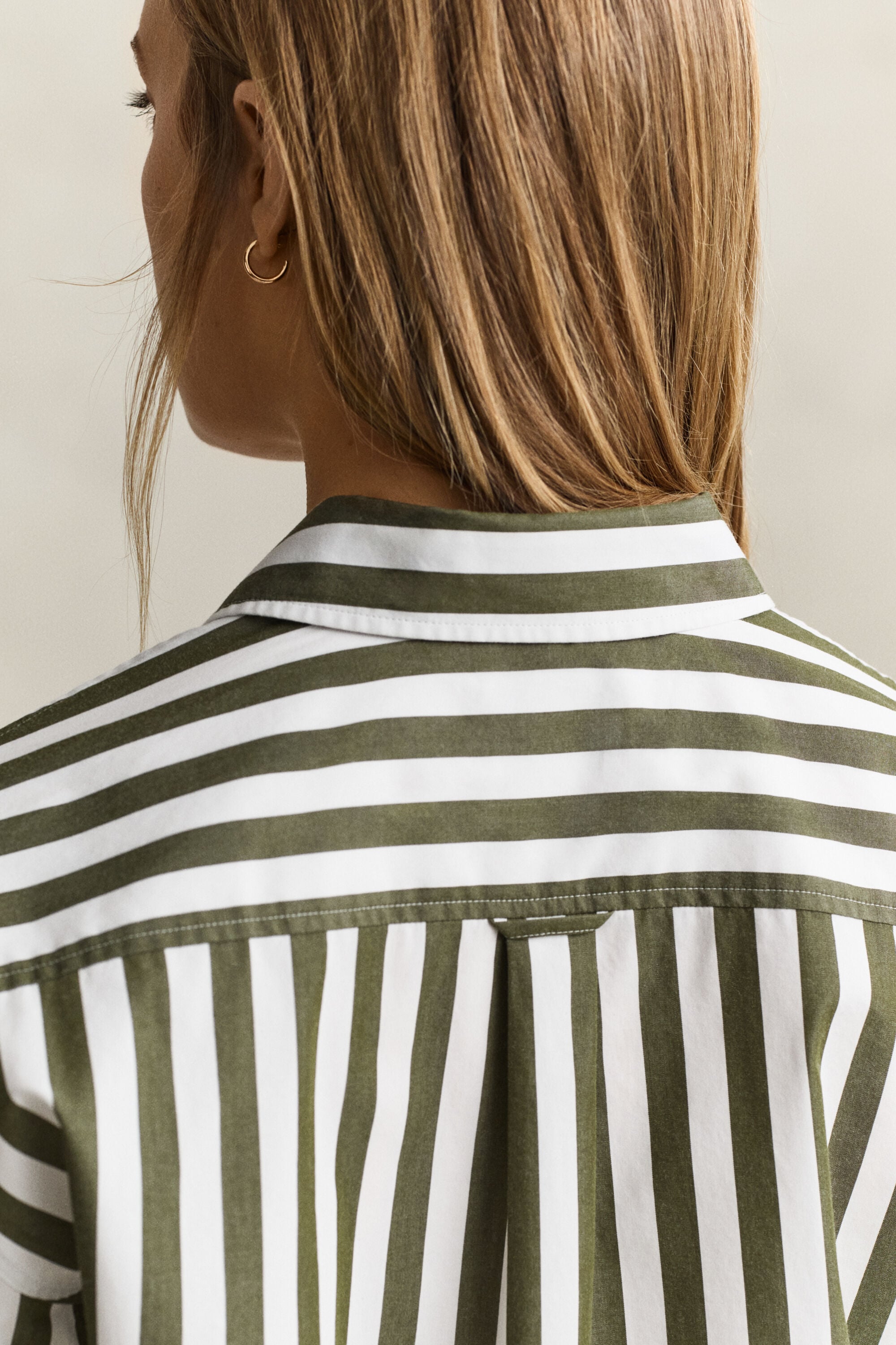Camisa em popelina às riscas relaxed fit