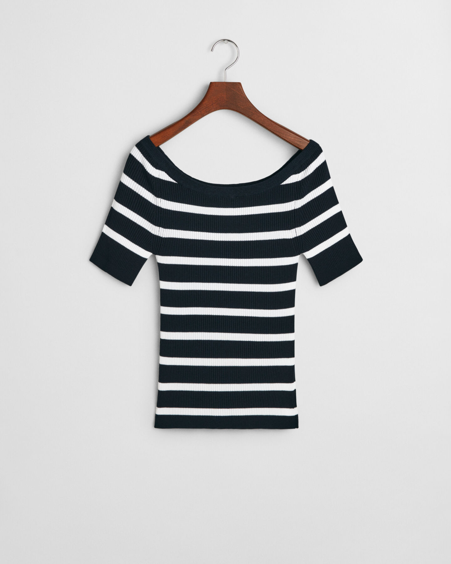 Top em malha canelada às riscas com ombros descobertos