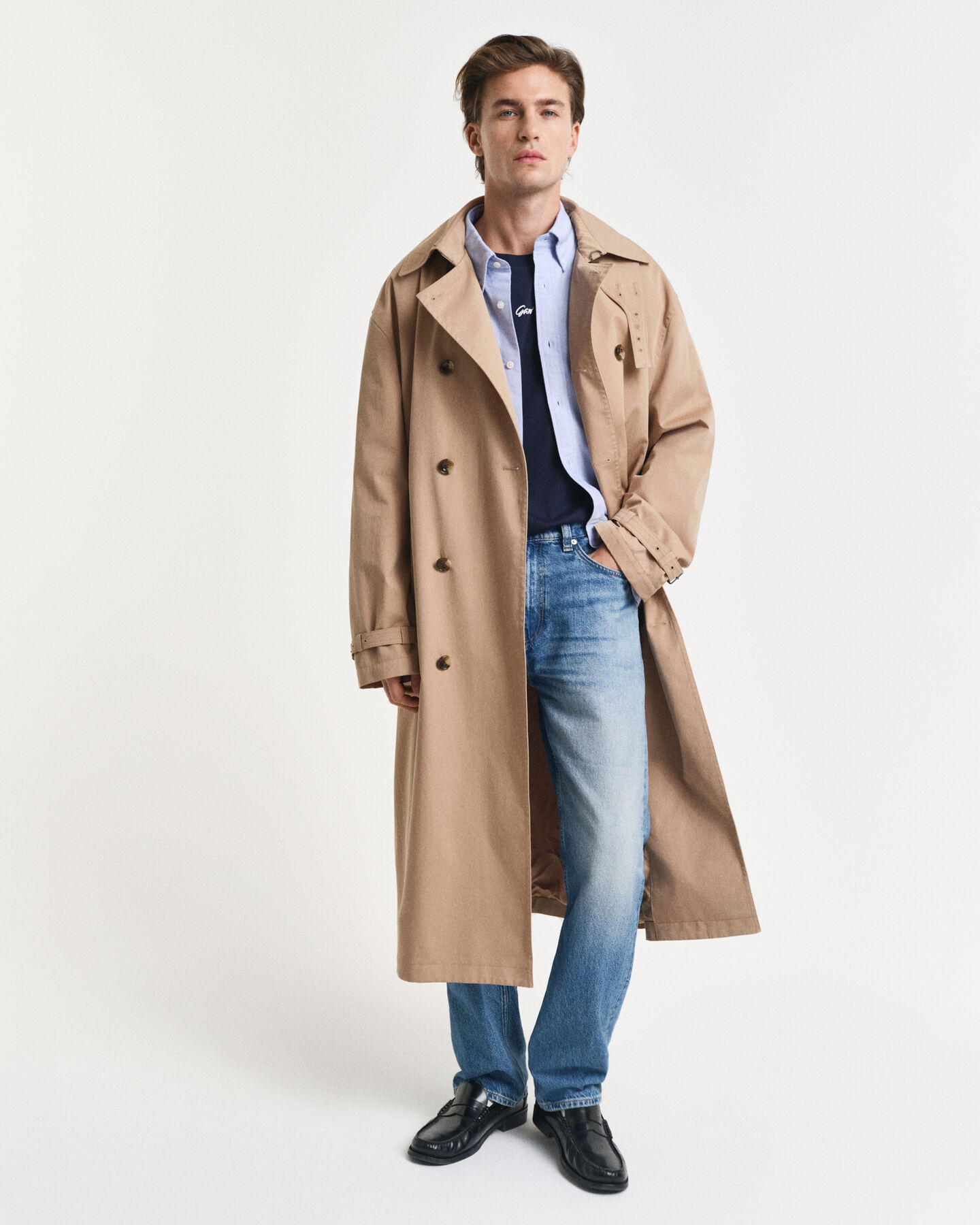 T-shirt com grafismo pequeno