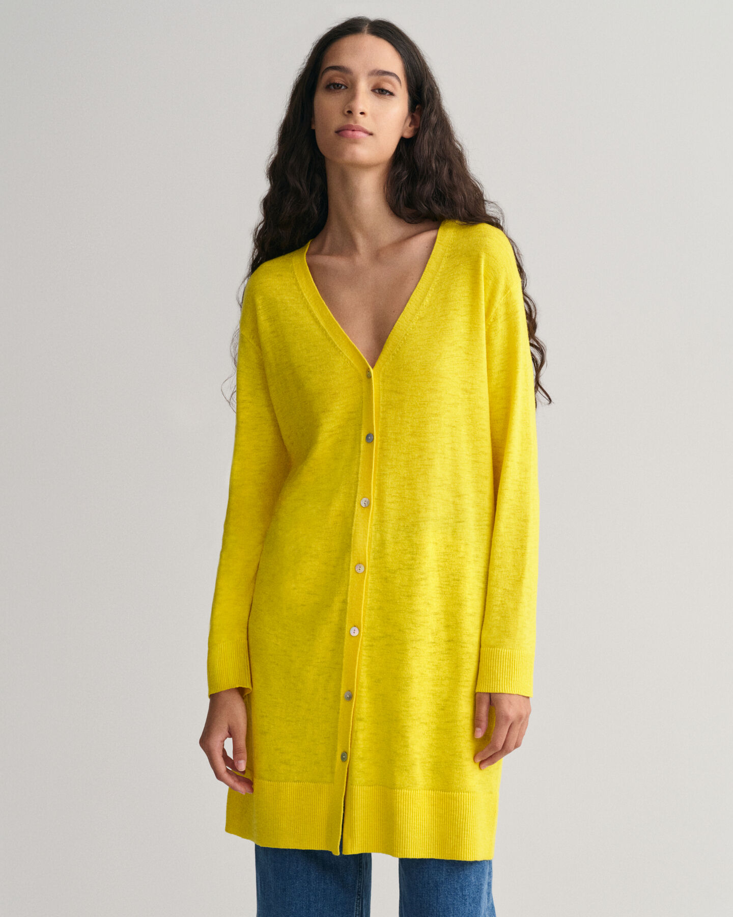 Casaco de malha comprido com decote em V em mistura de linho