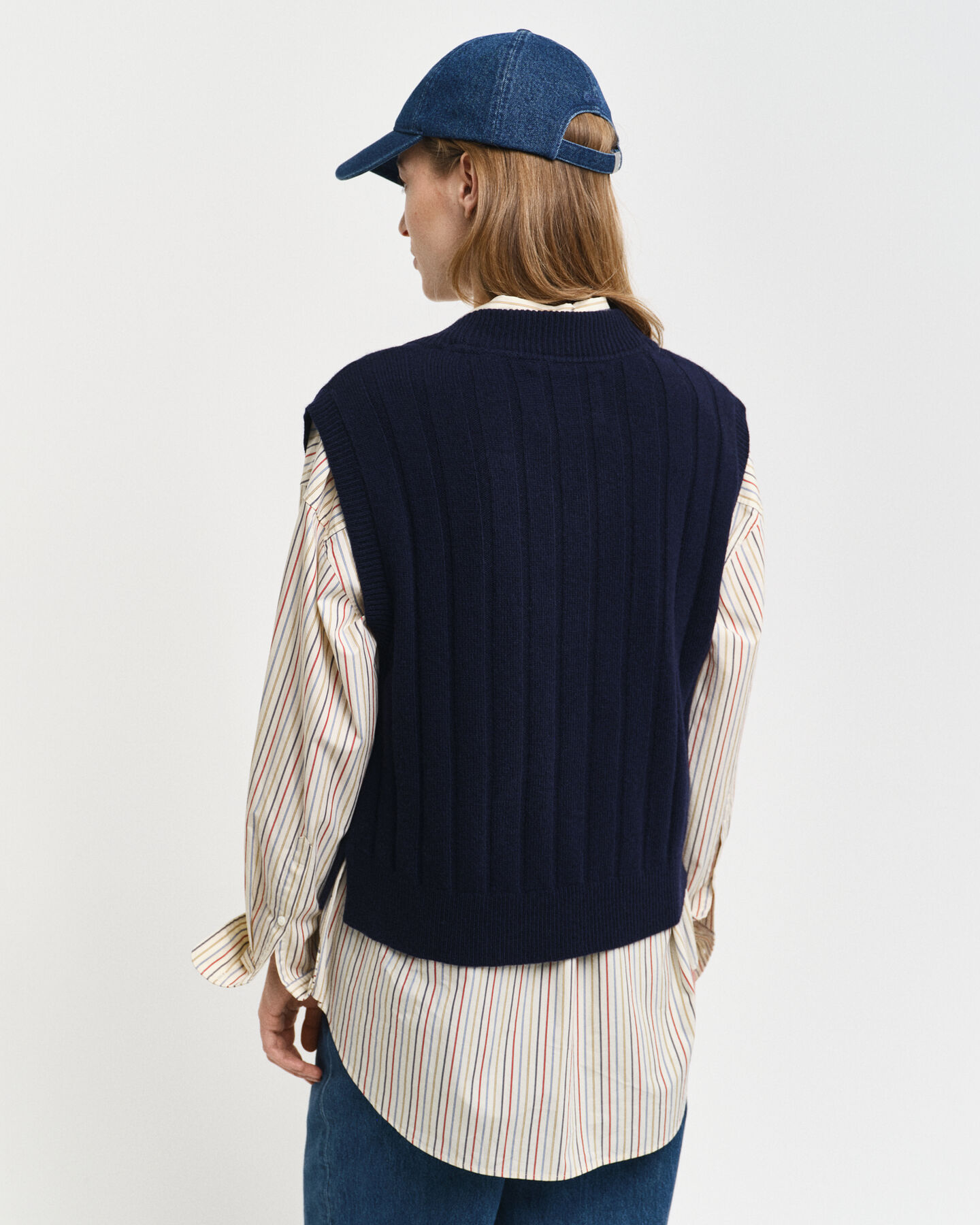 Colete com decote em V em lã com canelado largo