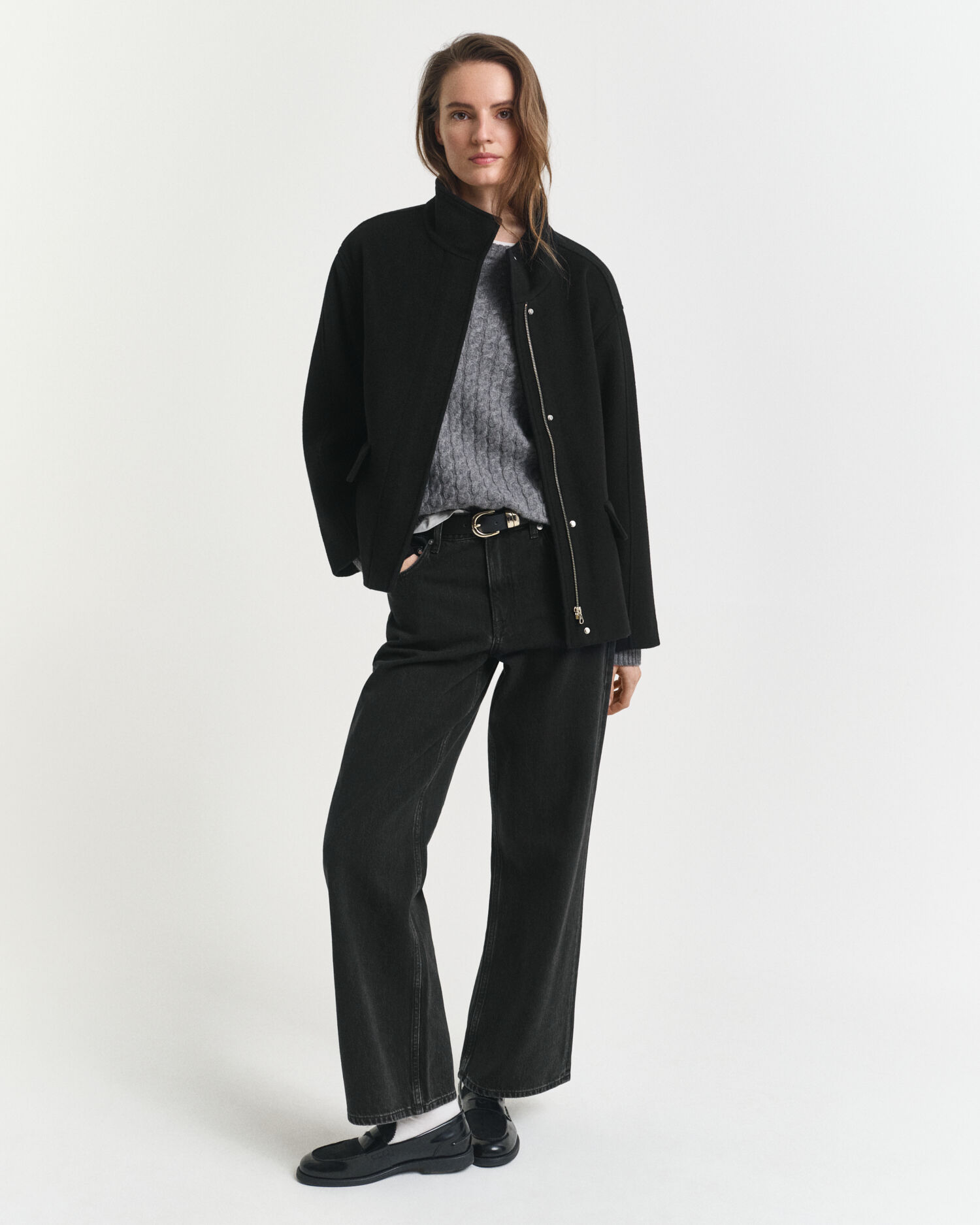 Casaco curto em lã com fecho de correr