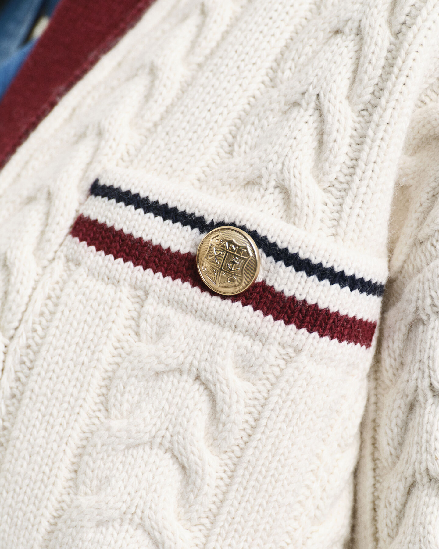 Casaco de malha entran&ccedil;ada contrastante