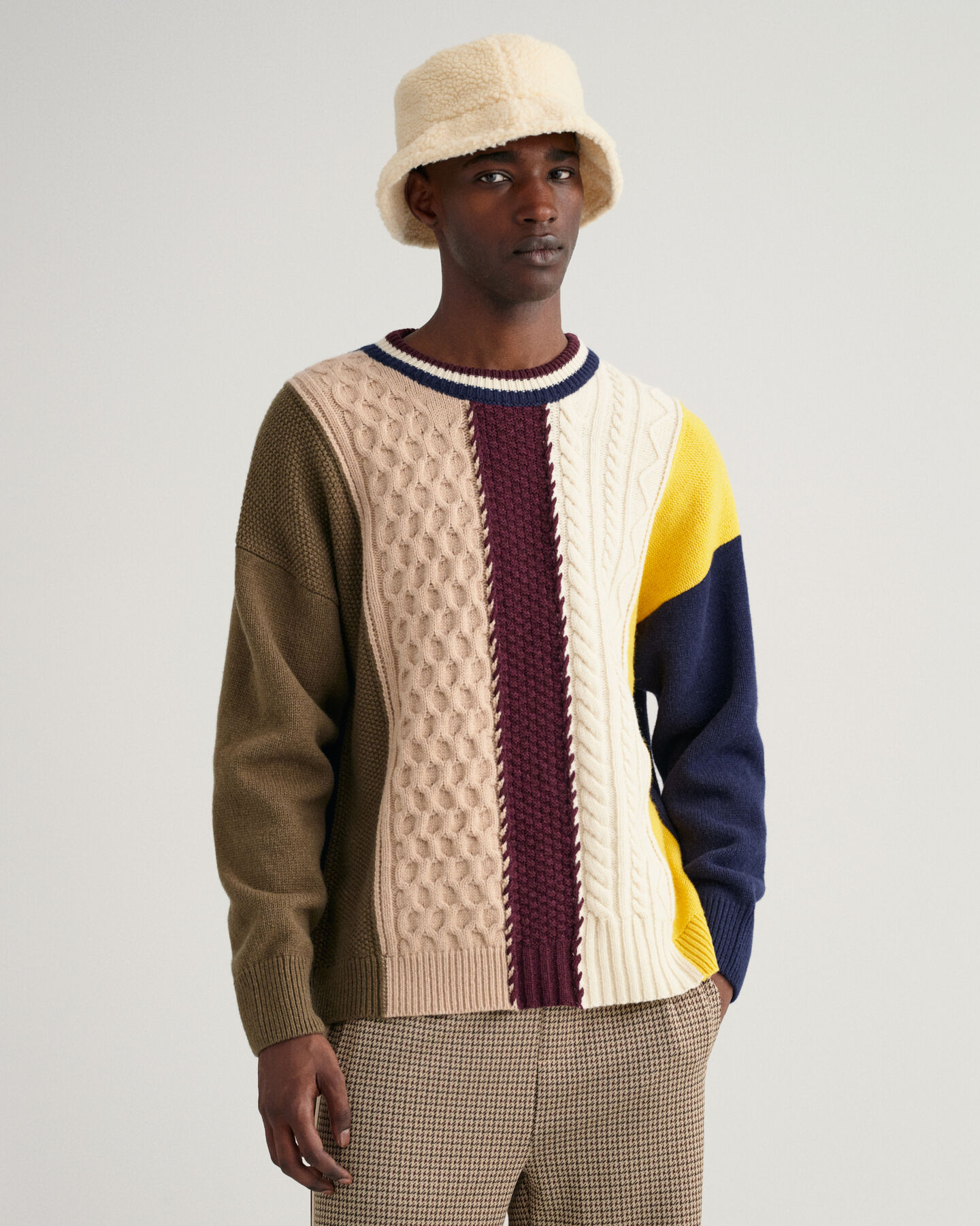 Pulover com decote redondo em malha entrançada com patchwork