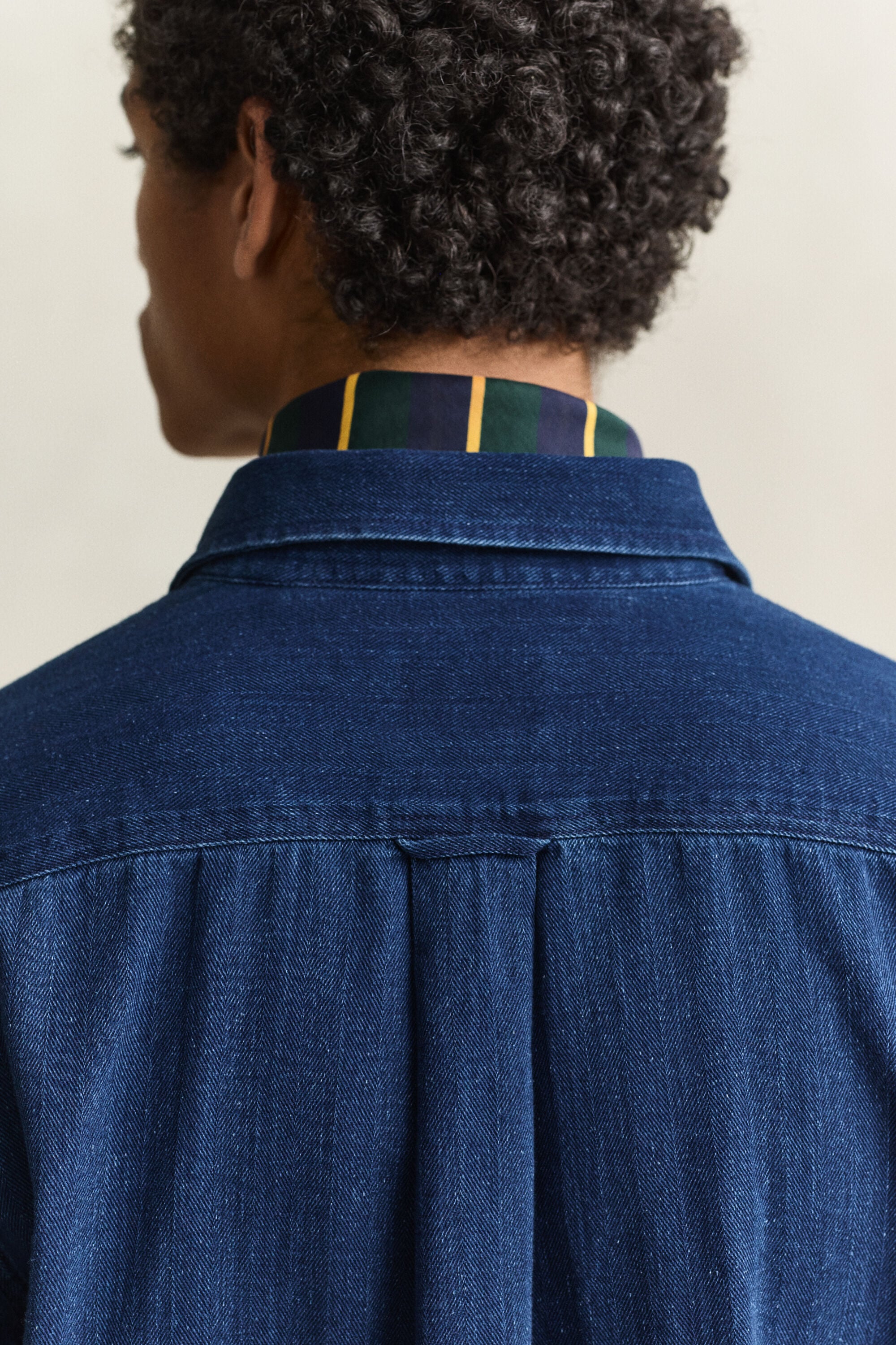 Camisa com padrão espinha de peixe índigo