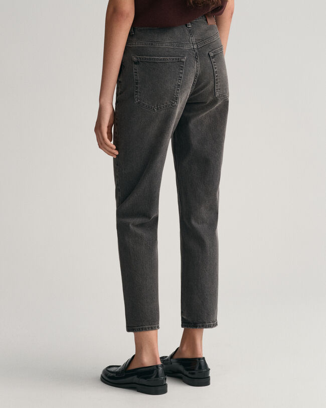 Calças de ganga pelo tornozelo com perna a direito