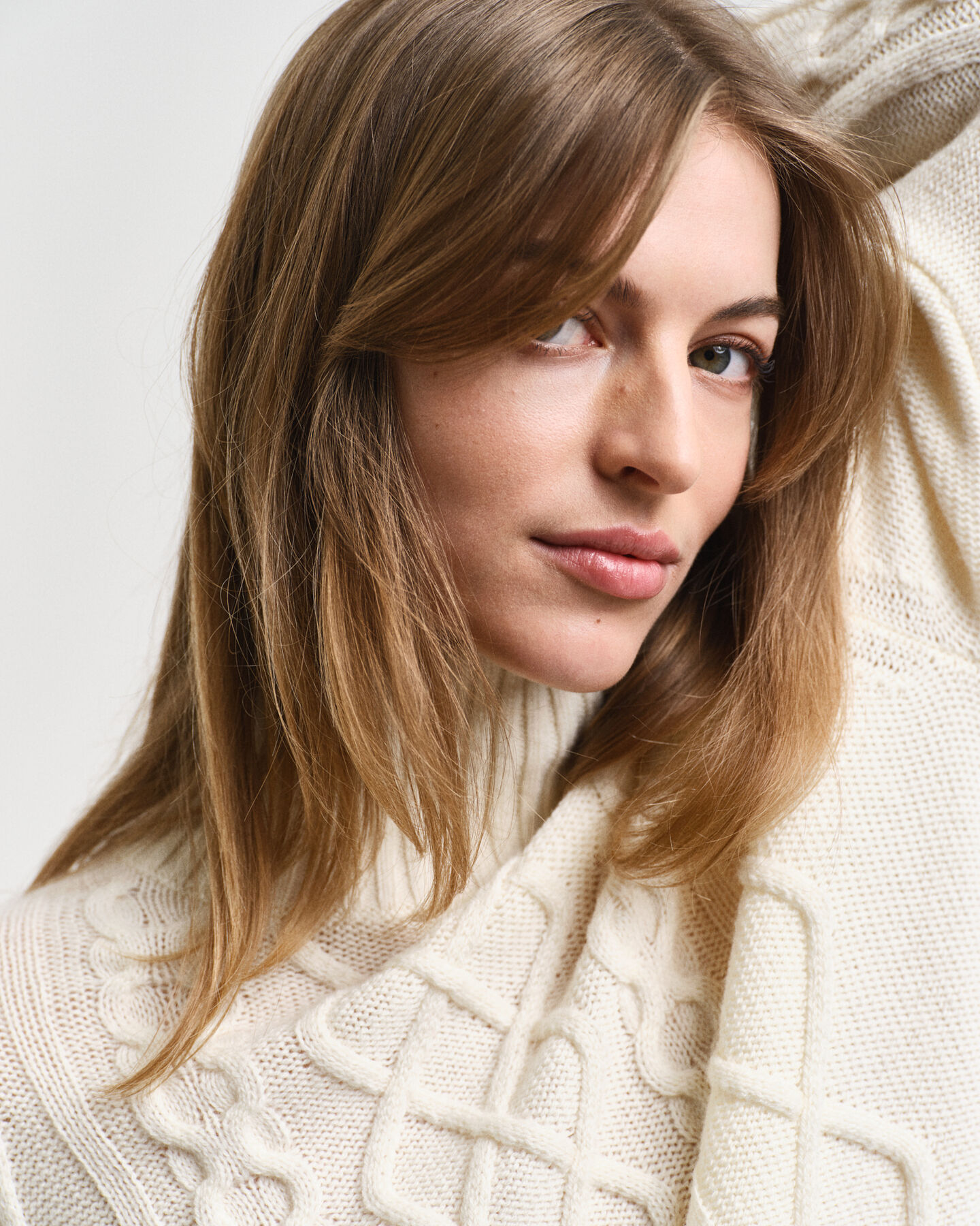 Camisola de malha entran&ccedil;ada com gola estilo mao