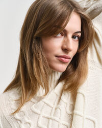 Camisola de malha entran&ccedil;ada com gola estilo mao