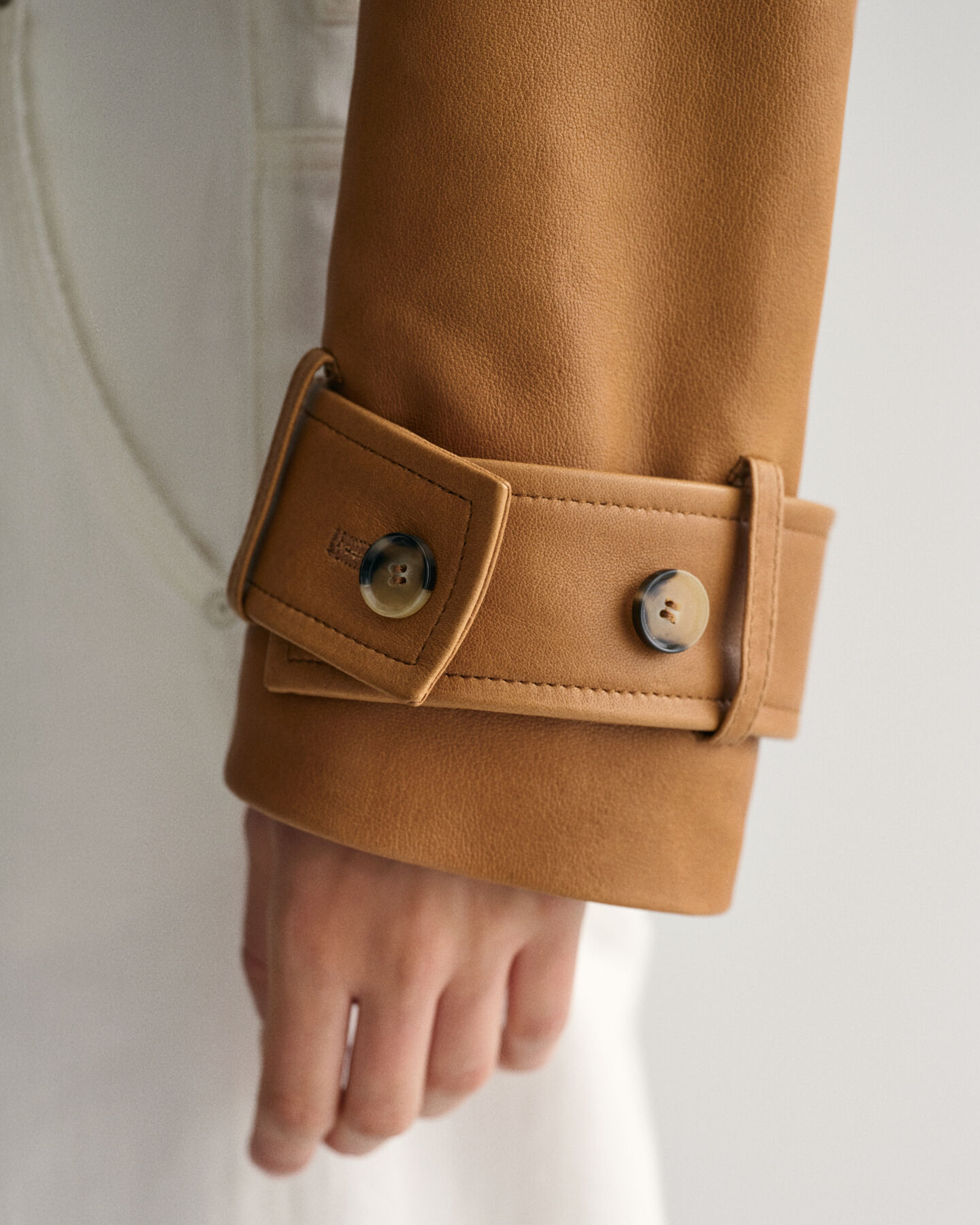 Casaco curto estilo gabardina em pele