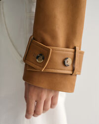 Casaco curto estilo gabardina em pele