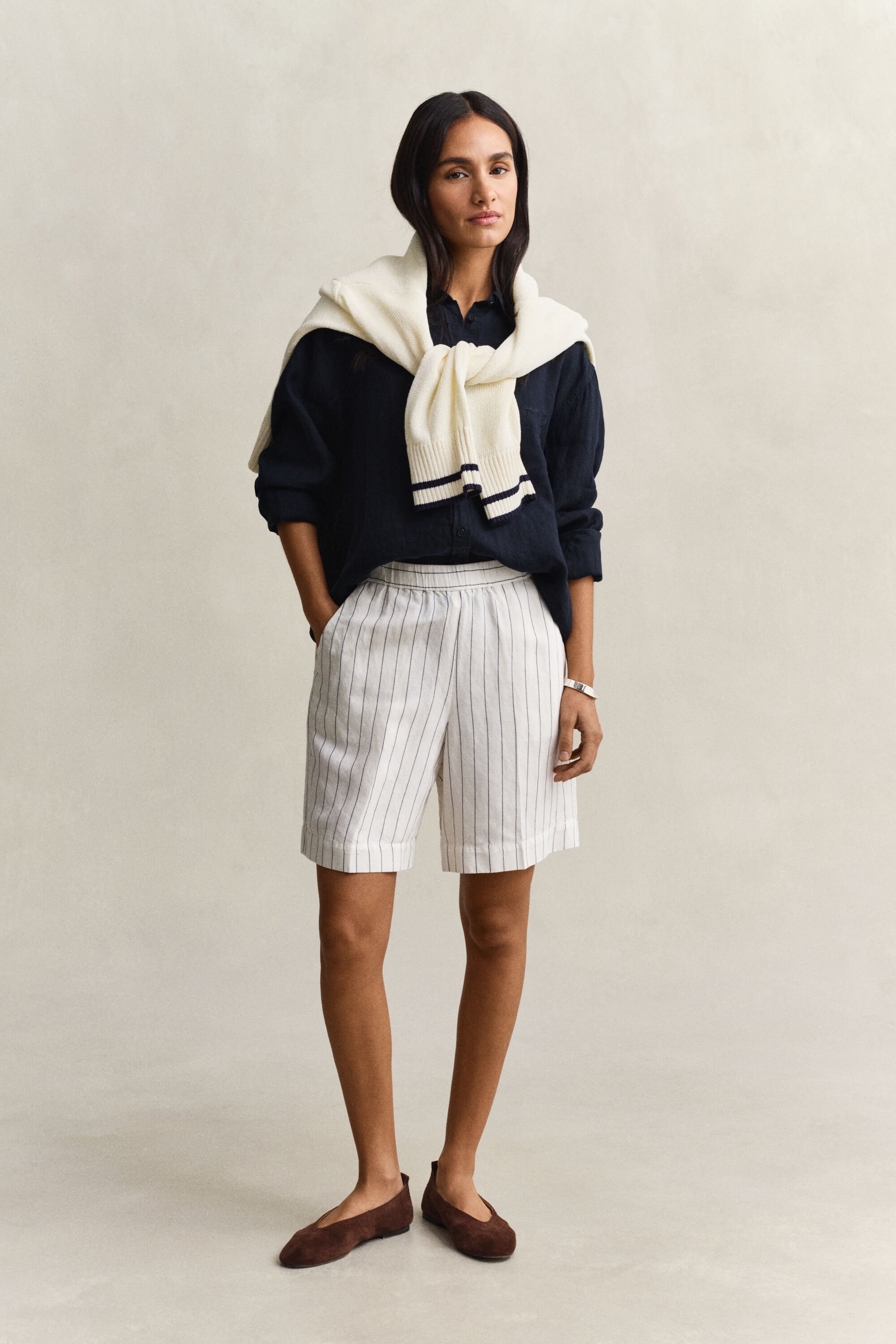 Calções em mistura de linho às riscas