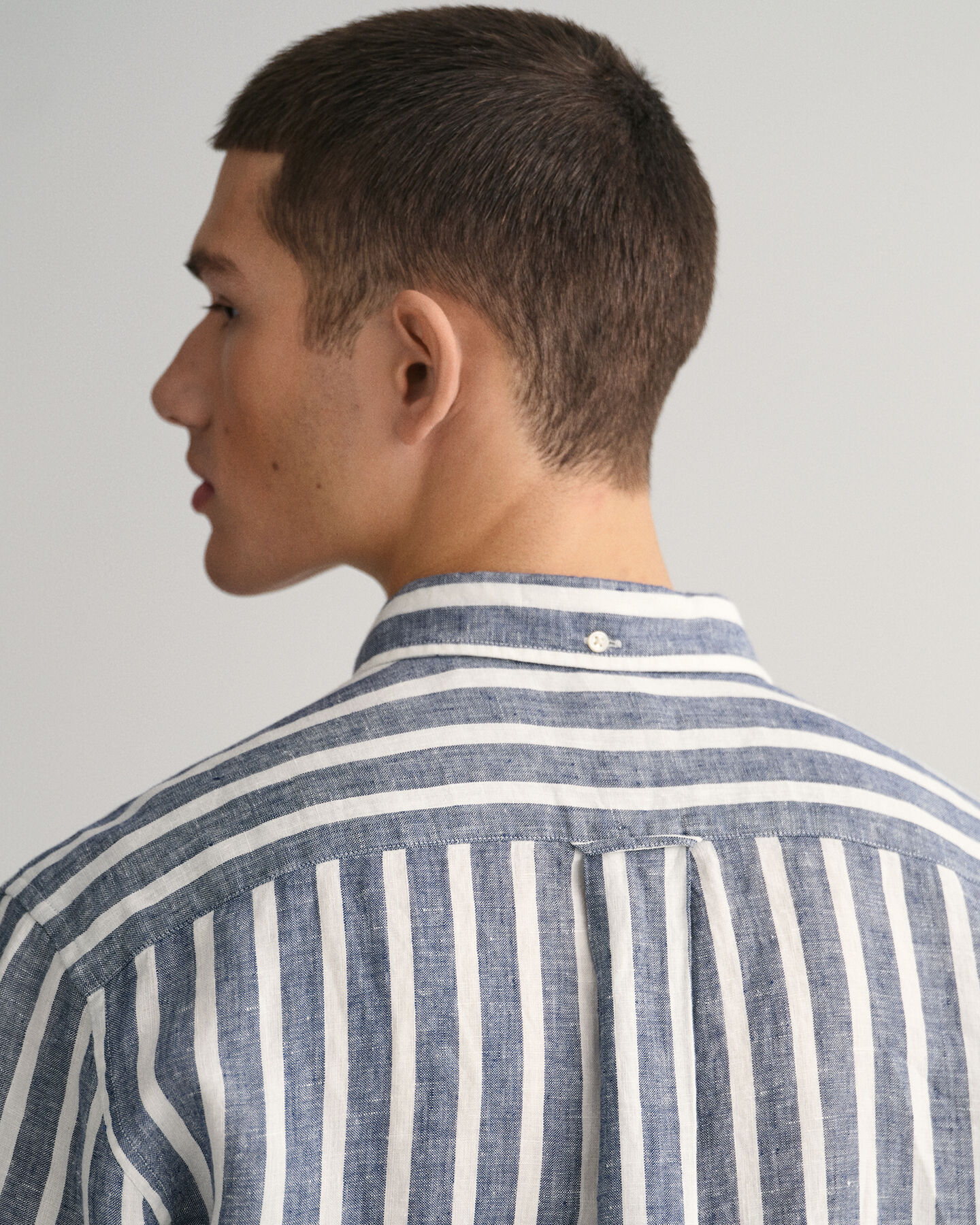 Camisa em linho às riscas largas regular fit