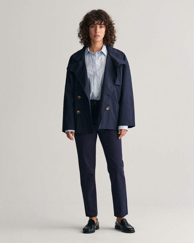 Casaco estilo gabardina com comprimento médio