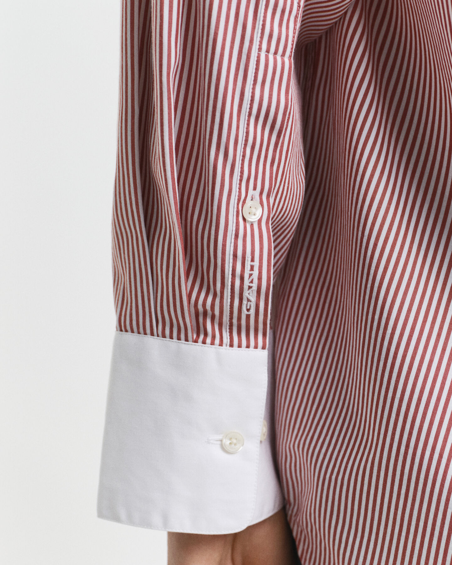 Camisa às riscas com colarinho contrastante oversized