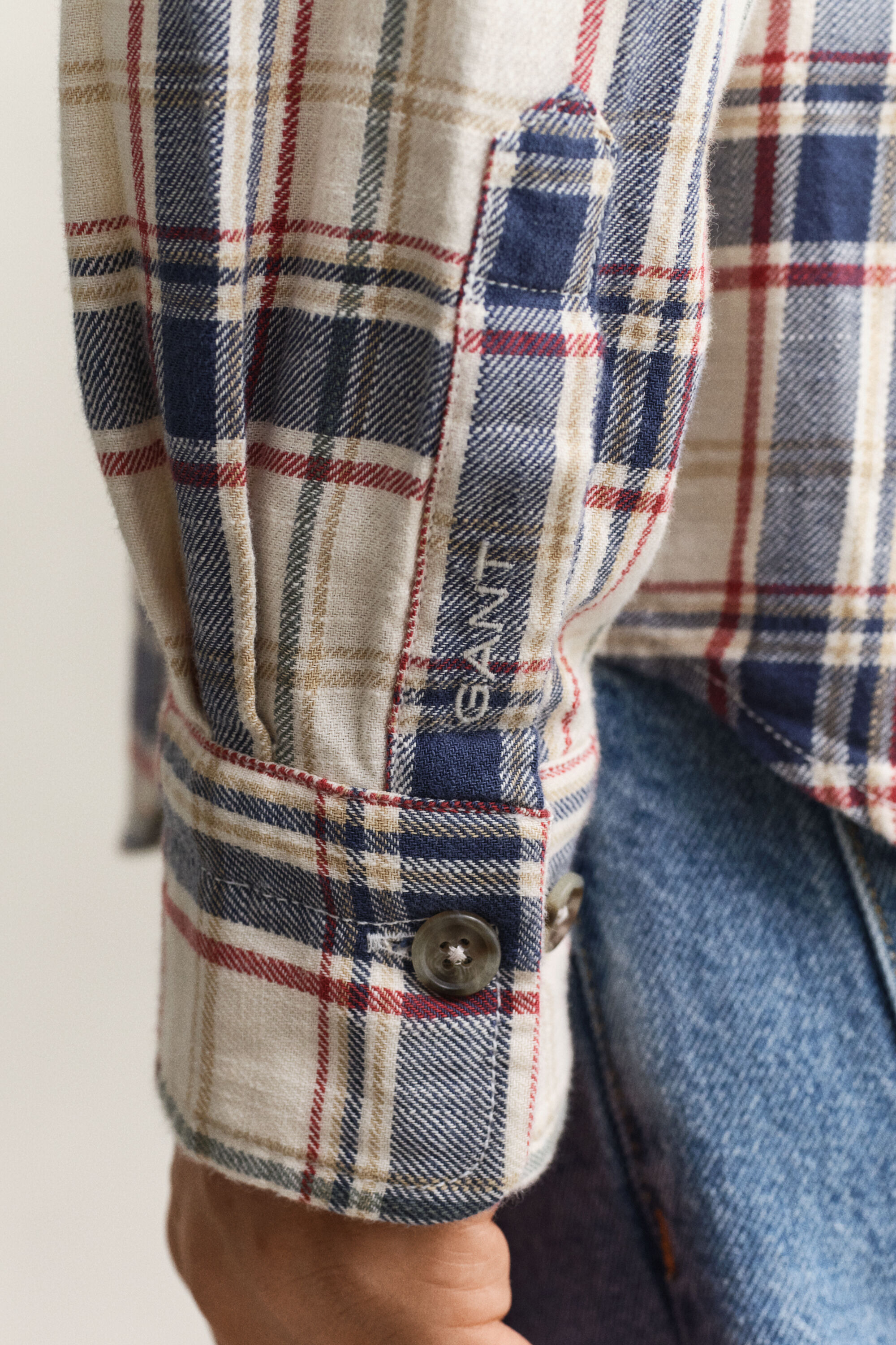 Camisa em sarja com bolsos sobrecosidos