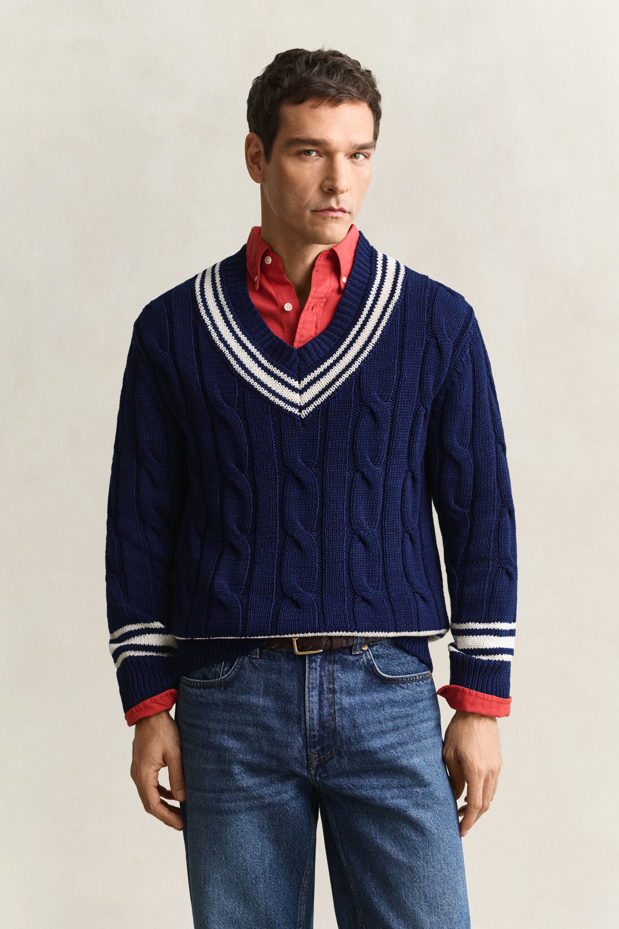 Pullover com decote em V em malha entrançada