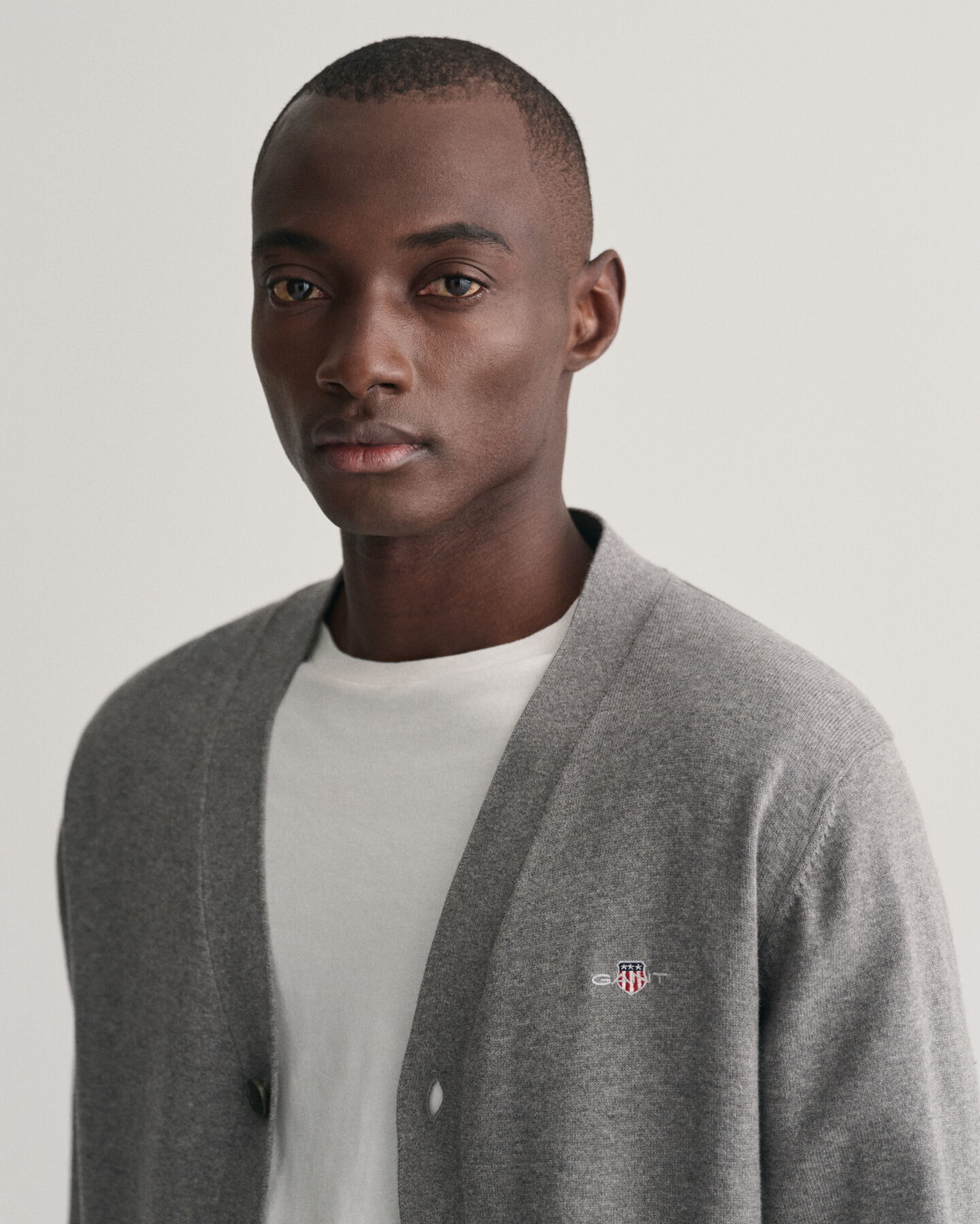 Casaco de malha com decote em V de algodão clássico