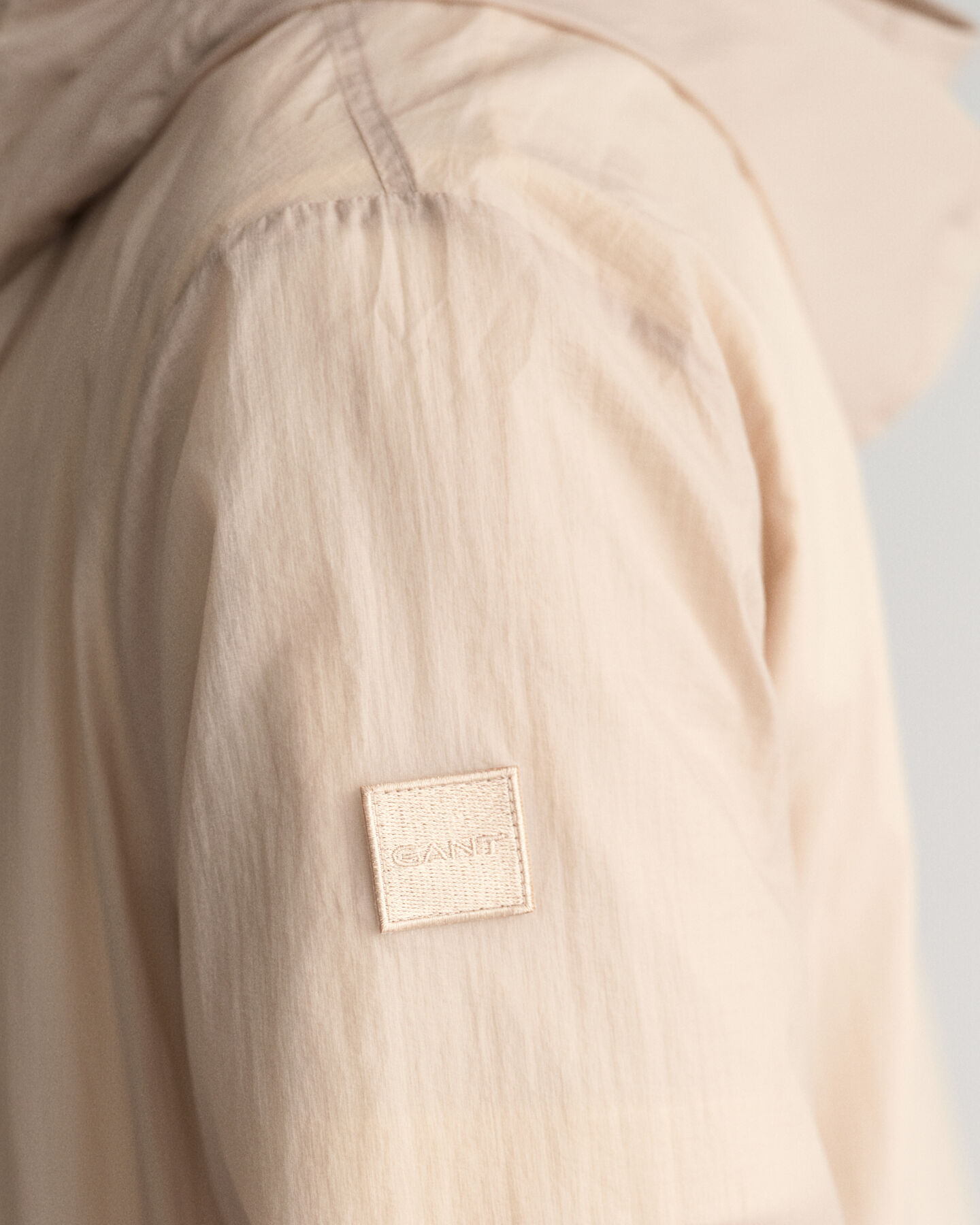 Casaco Windbreaker leve compactável