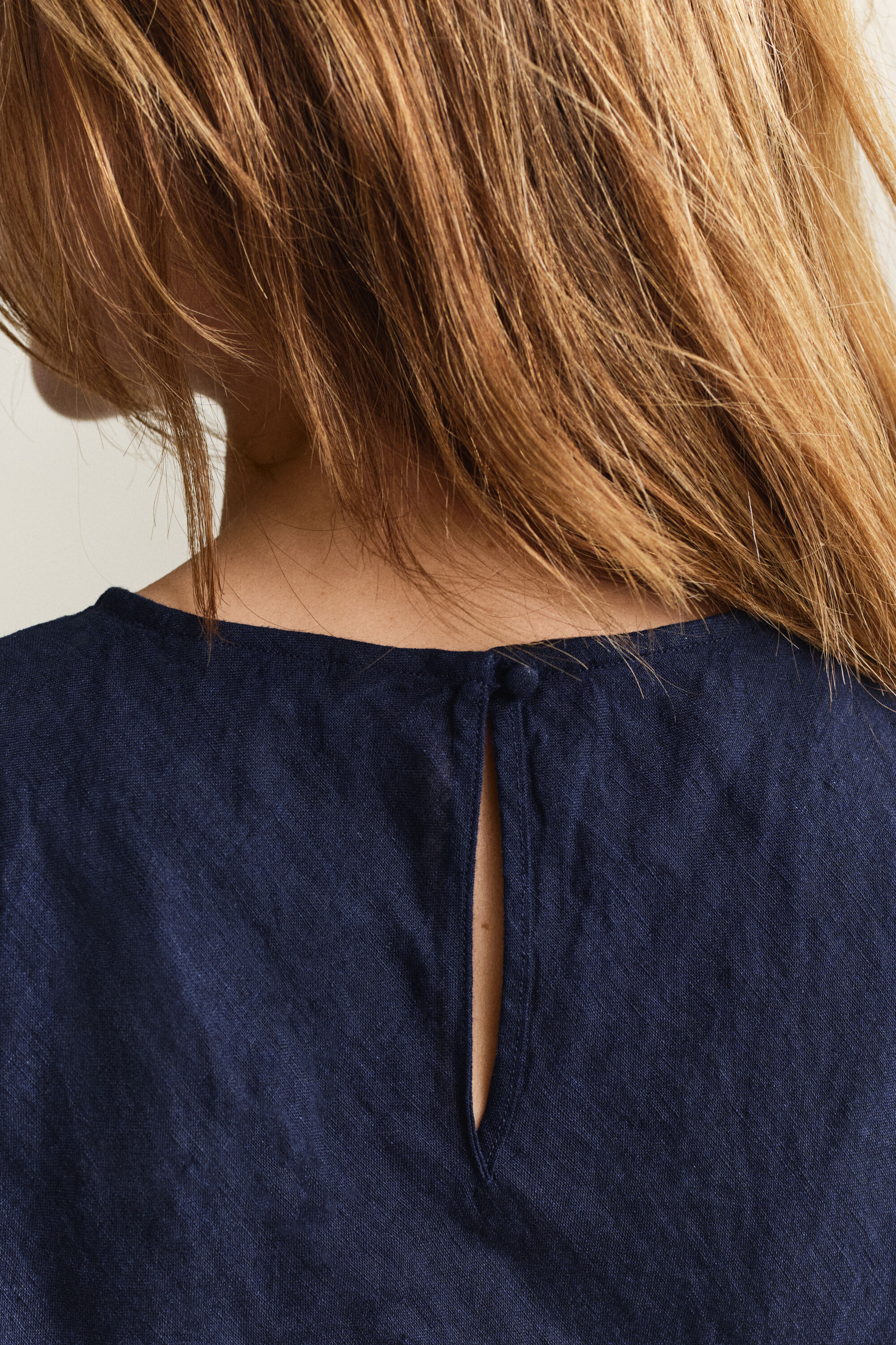 Vestido médio em linho com corte enviesado