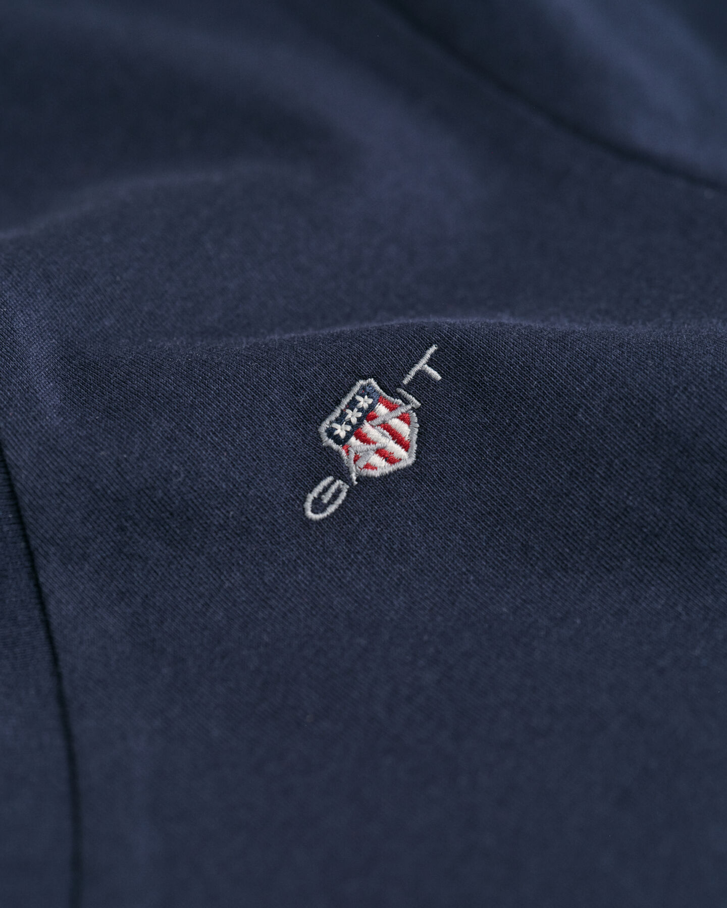 T-shirt com decote em V Shield