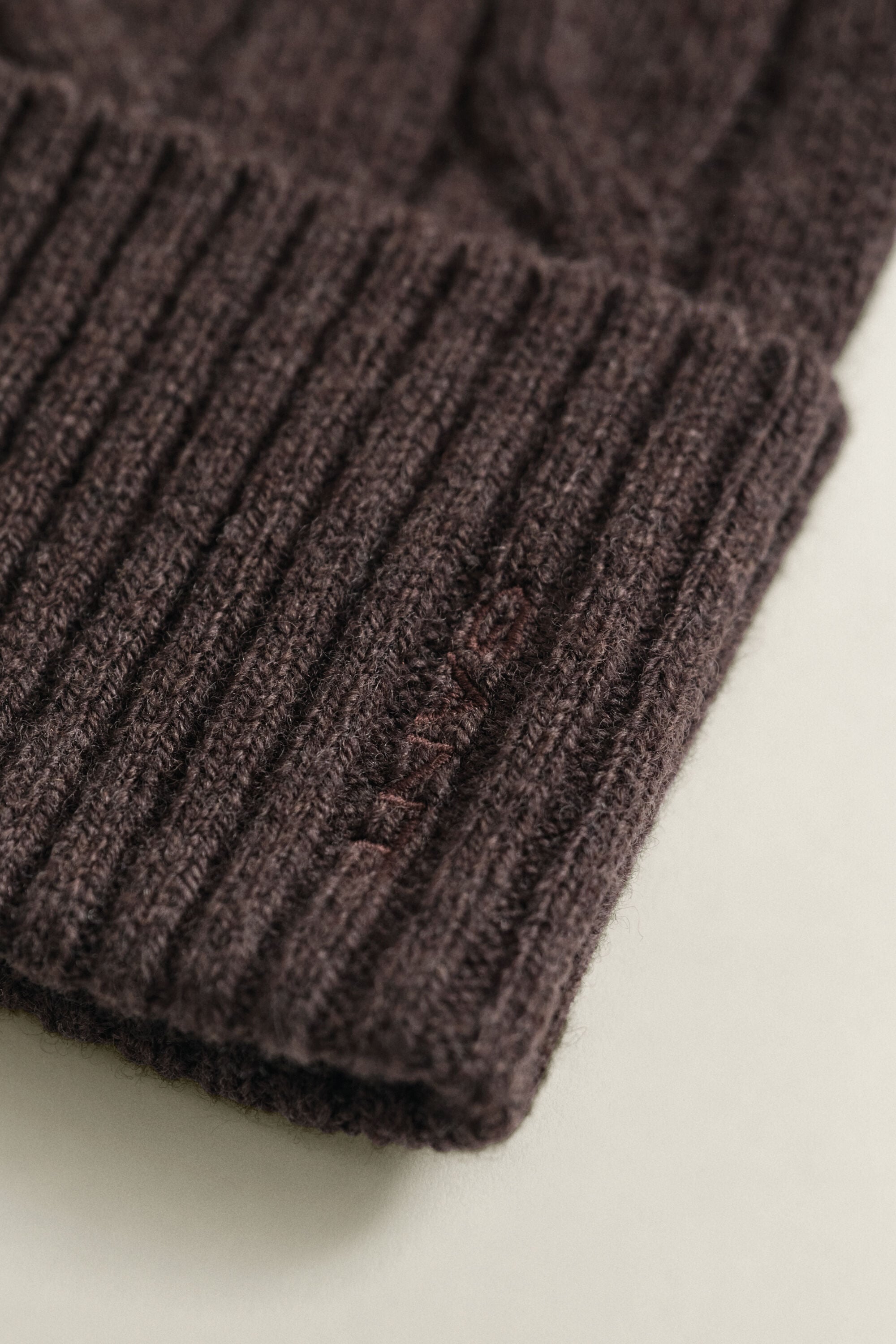 Gorro em malha entrançada de lã