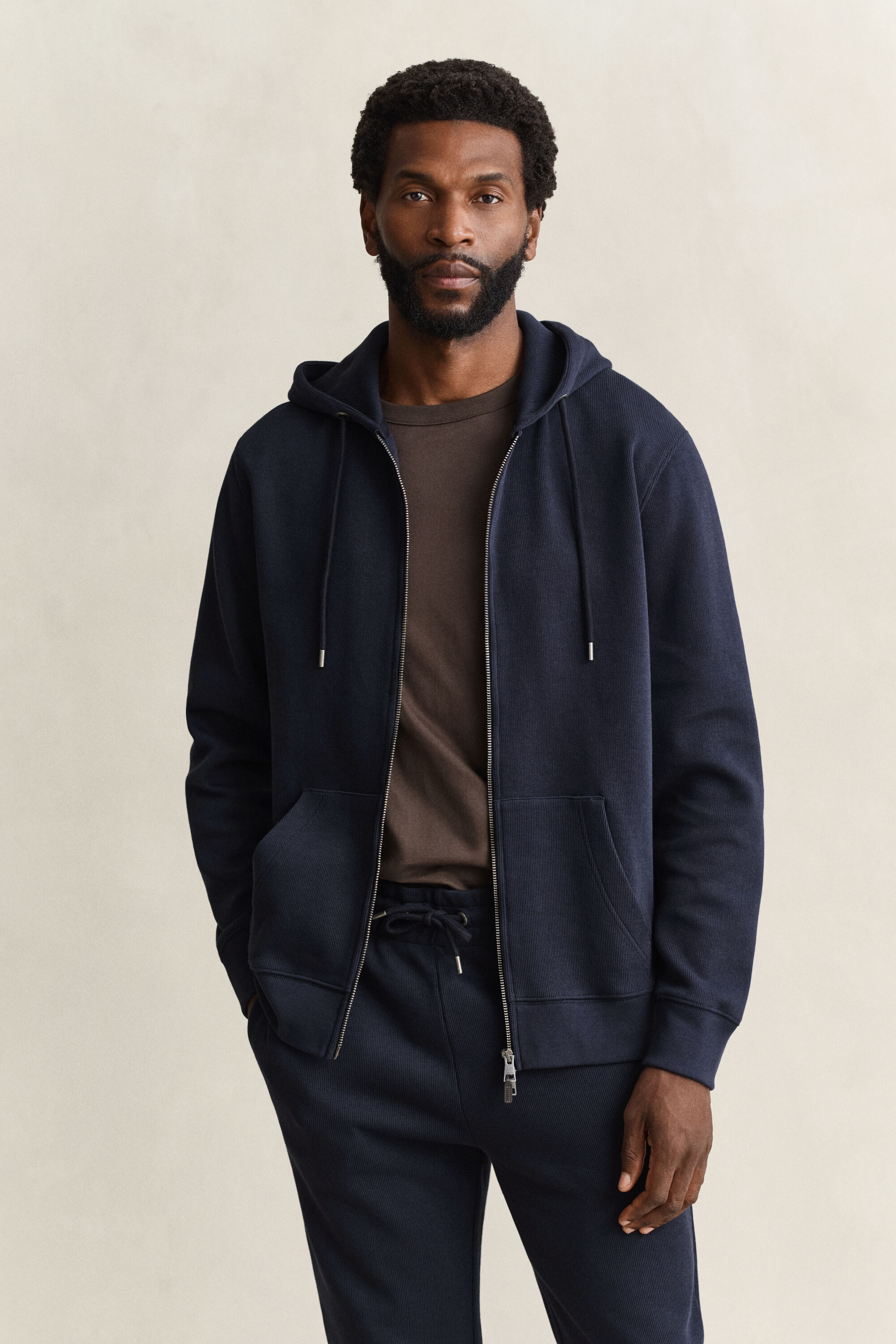 Sweatshirt com capuz e fecho de correr