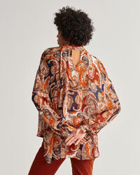 Camisa com la&ccedil;o e padr&atilde;o paisley