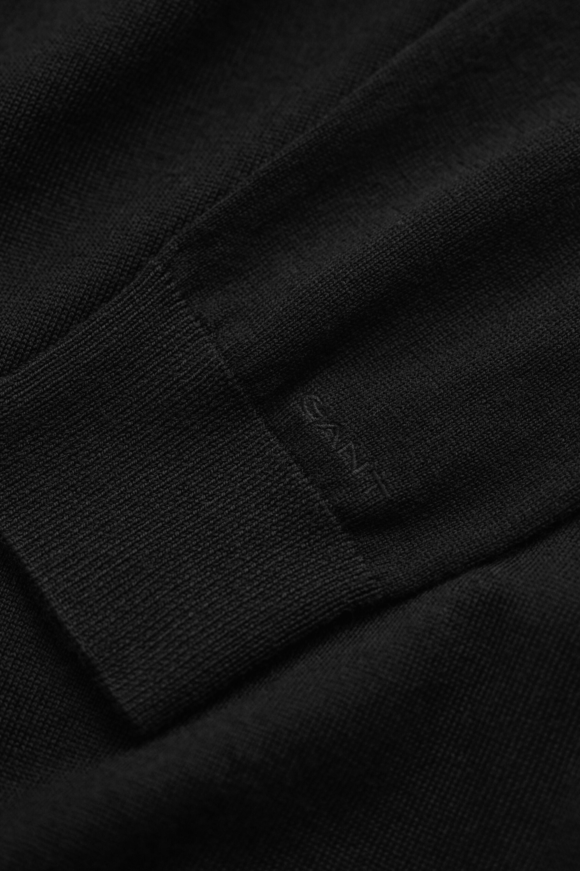 Camisola de malha com decote redondo em lã de merino extrafina