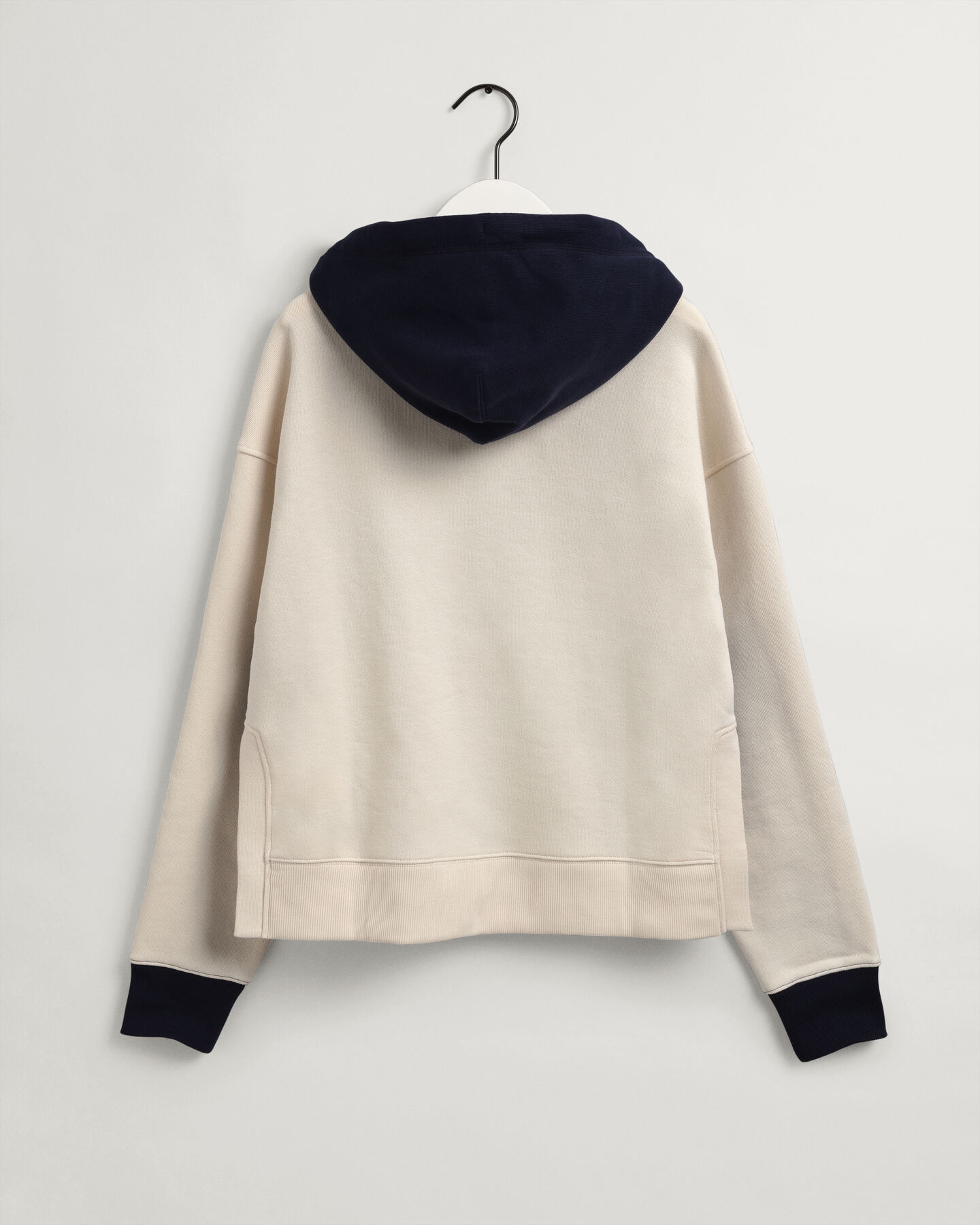 Sweatshirt com capuz e bloco de cor