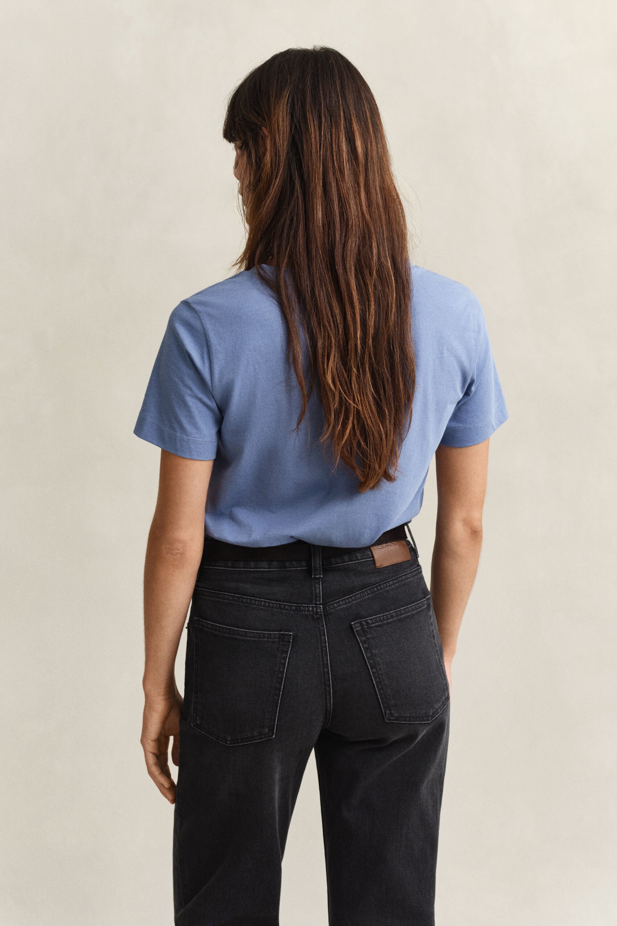 T-shirt com decote em V Shield