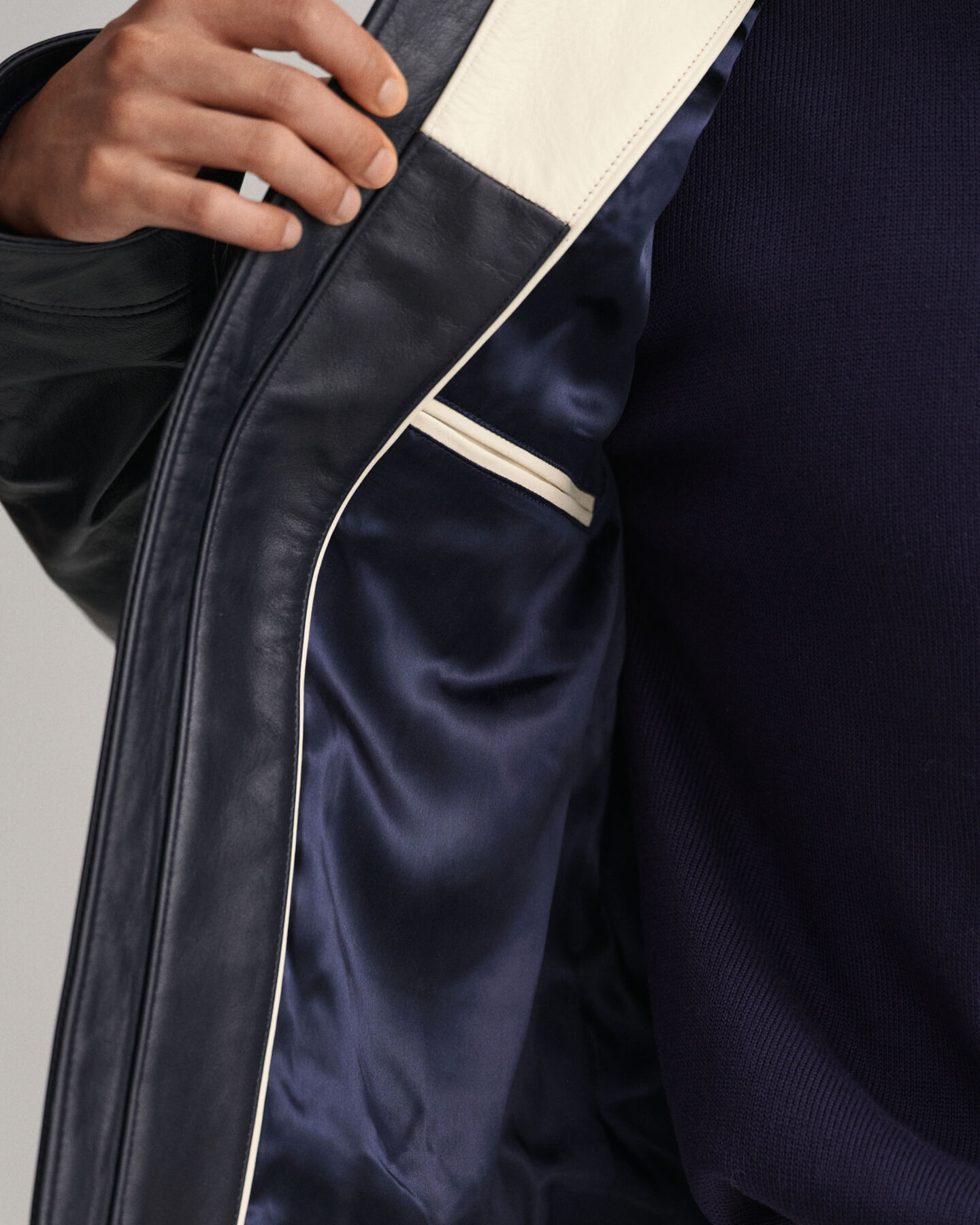 Blus&atilde;o em pele curto