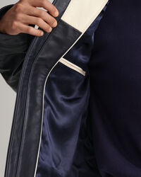 Blus&atilde;o em pele curto