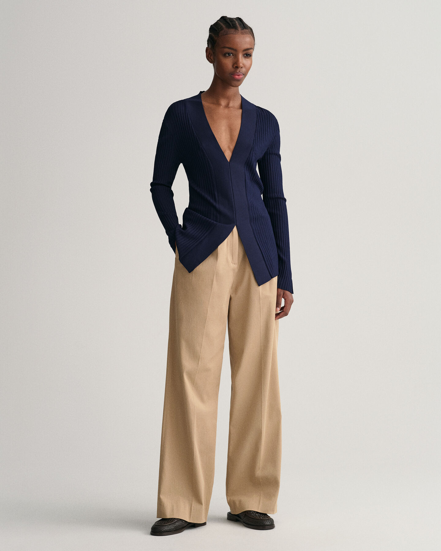 Top canelado de manga comprida com decote em V