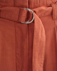 Cal&ccedil;as pelo tornozelo com cinto e perna larga