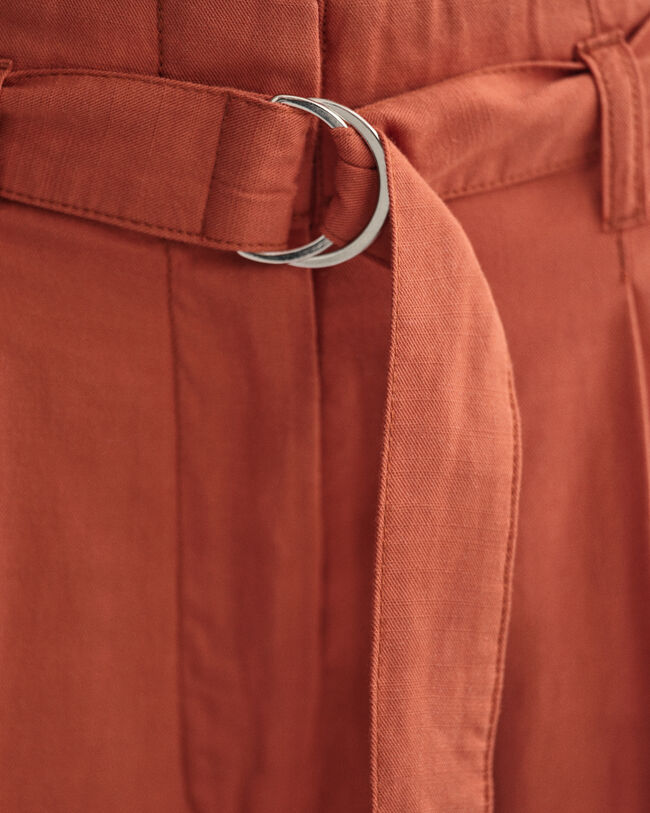 Cal&ccedil;as pelo tornozelo com cinto e perna larga