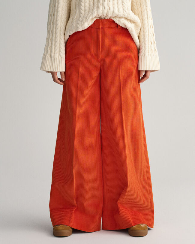 Cal&ccedil;as em bombazina com perna larga e cintura subida