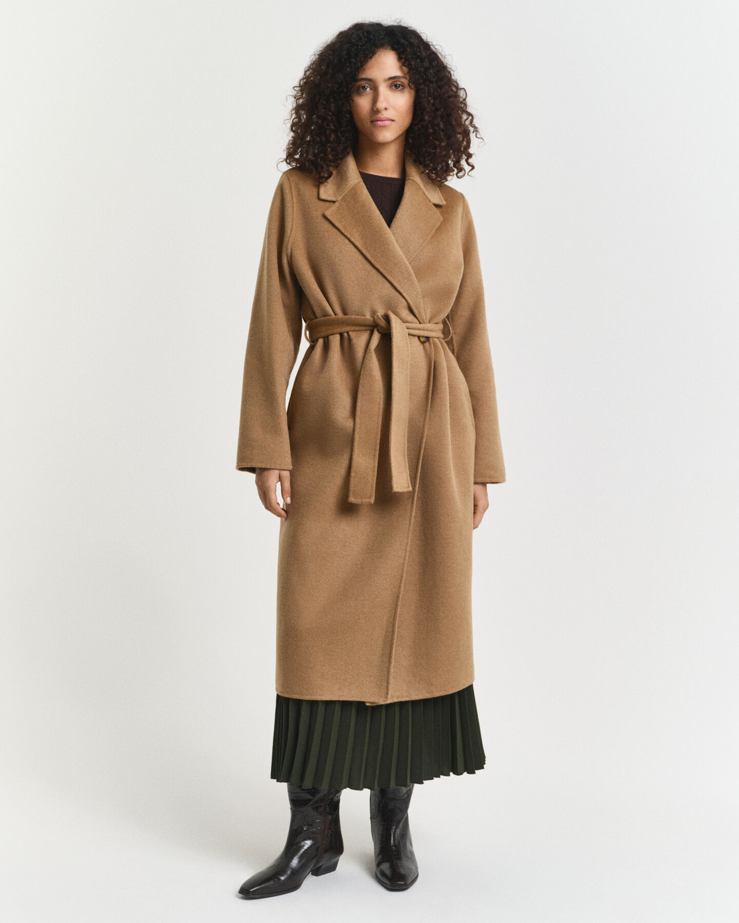 Sobretudo com cinto cosido à mão