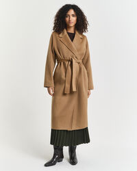 Sobretudo com cinto cosido à mão