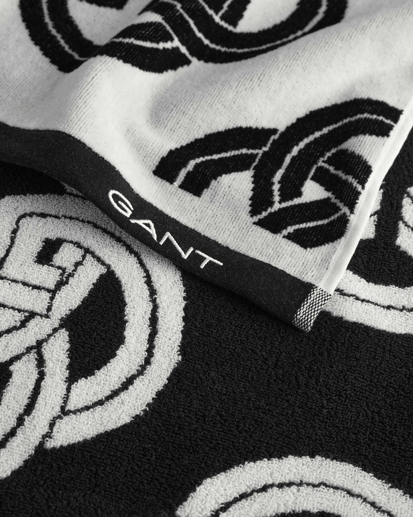 Toalha de praia com estampado Monogram