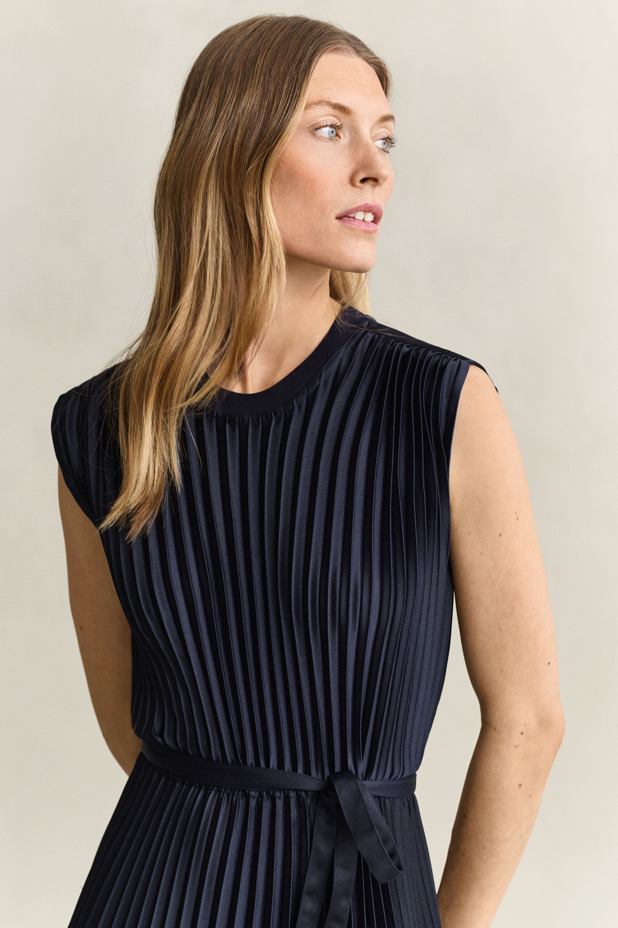 Vestido com pregas e cinto