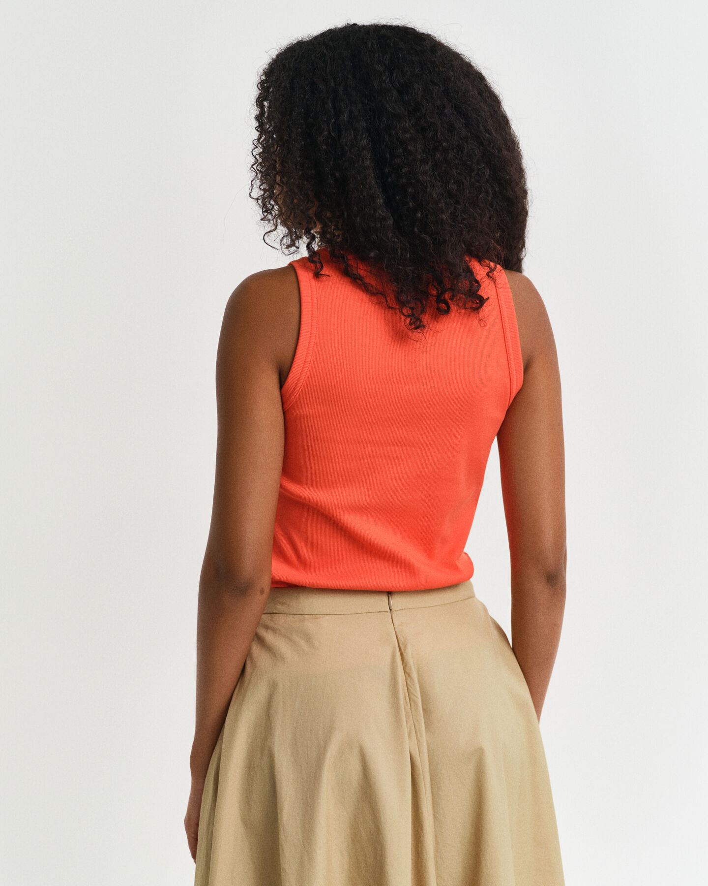 Top canelado com decote subido