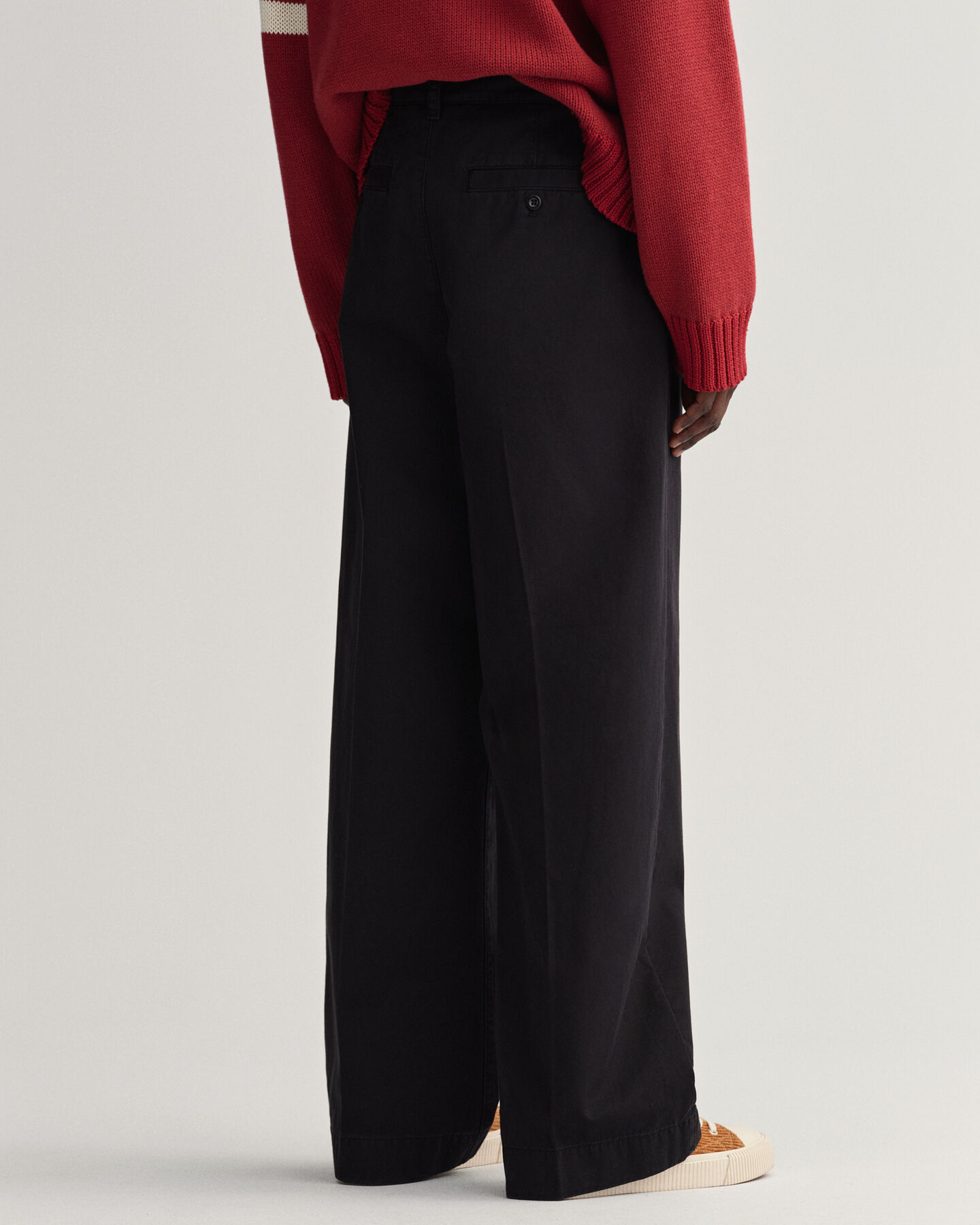 Cal&ccedil;as chino volumosas com pregas