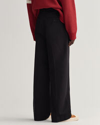 Cal&ccedil;as chino volumosas com pregas