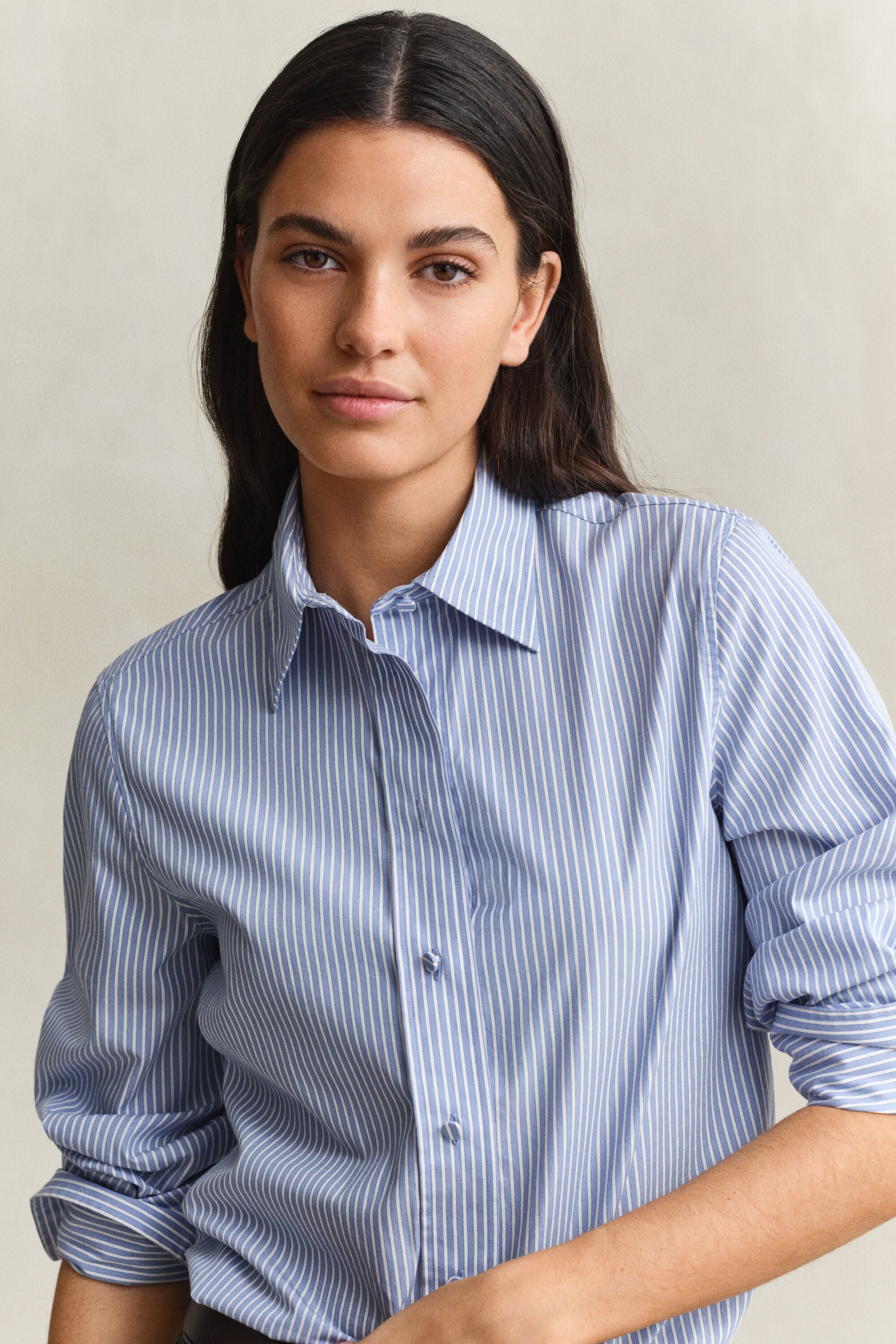 Camisa às riscas com detalhe de jugo